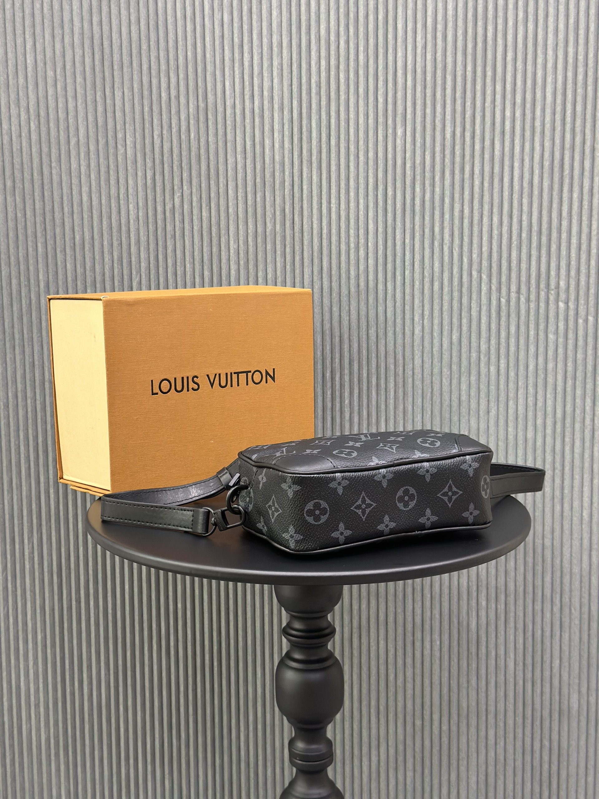Túi đeo chéo Louis Vuitton LV họa tiết hoa vân logo LV viền da Like Auth on web fullbox bill thẻ VTN