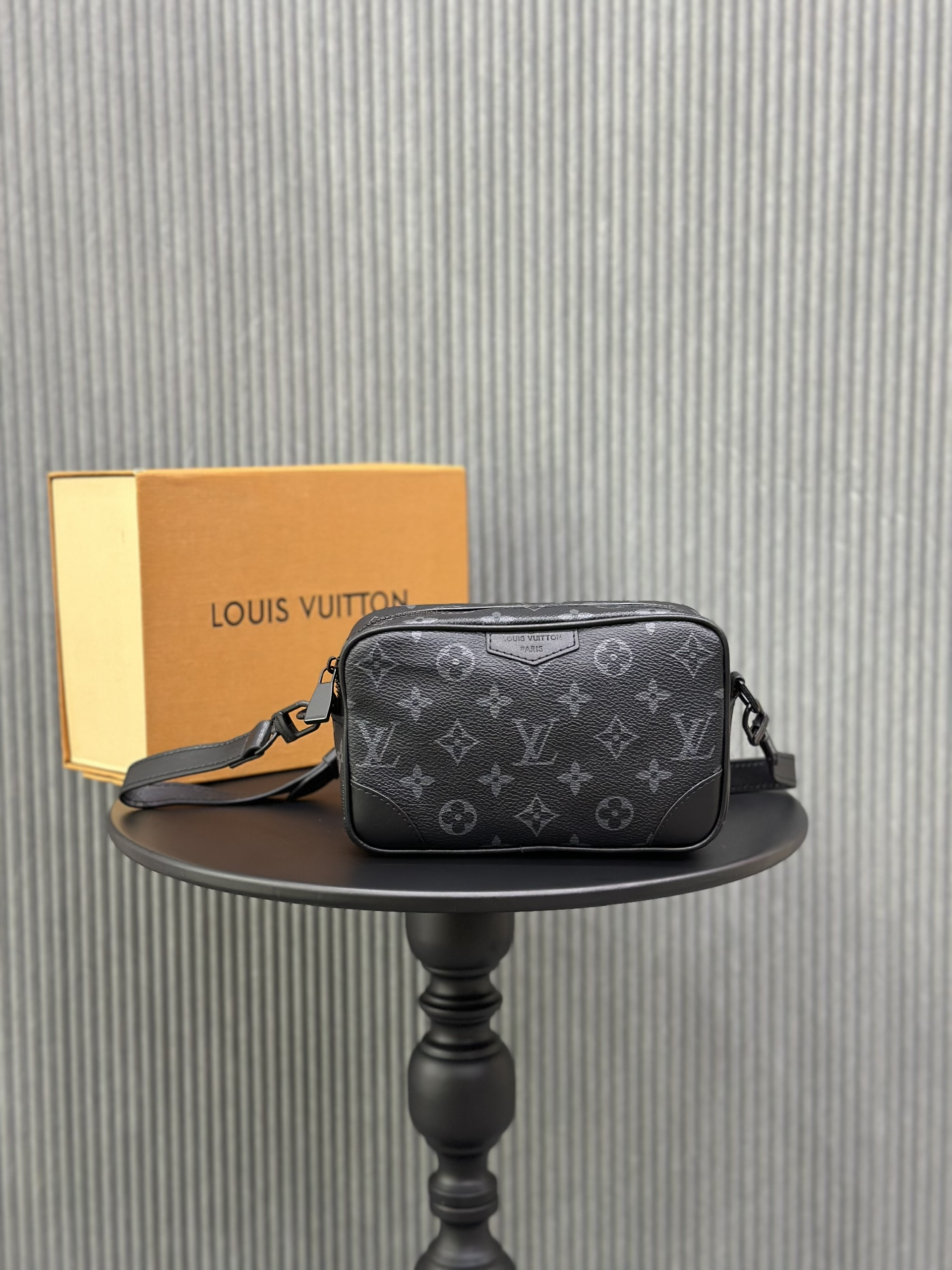 Túi đeo chéo Louis Vuitton LV họa tiết hoa vân logo LV viền da Like Auth on web fullbox bill thẻ VTN