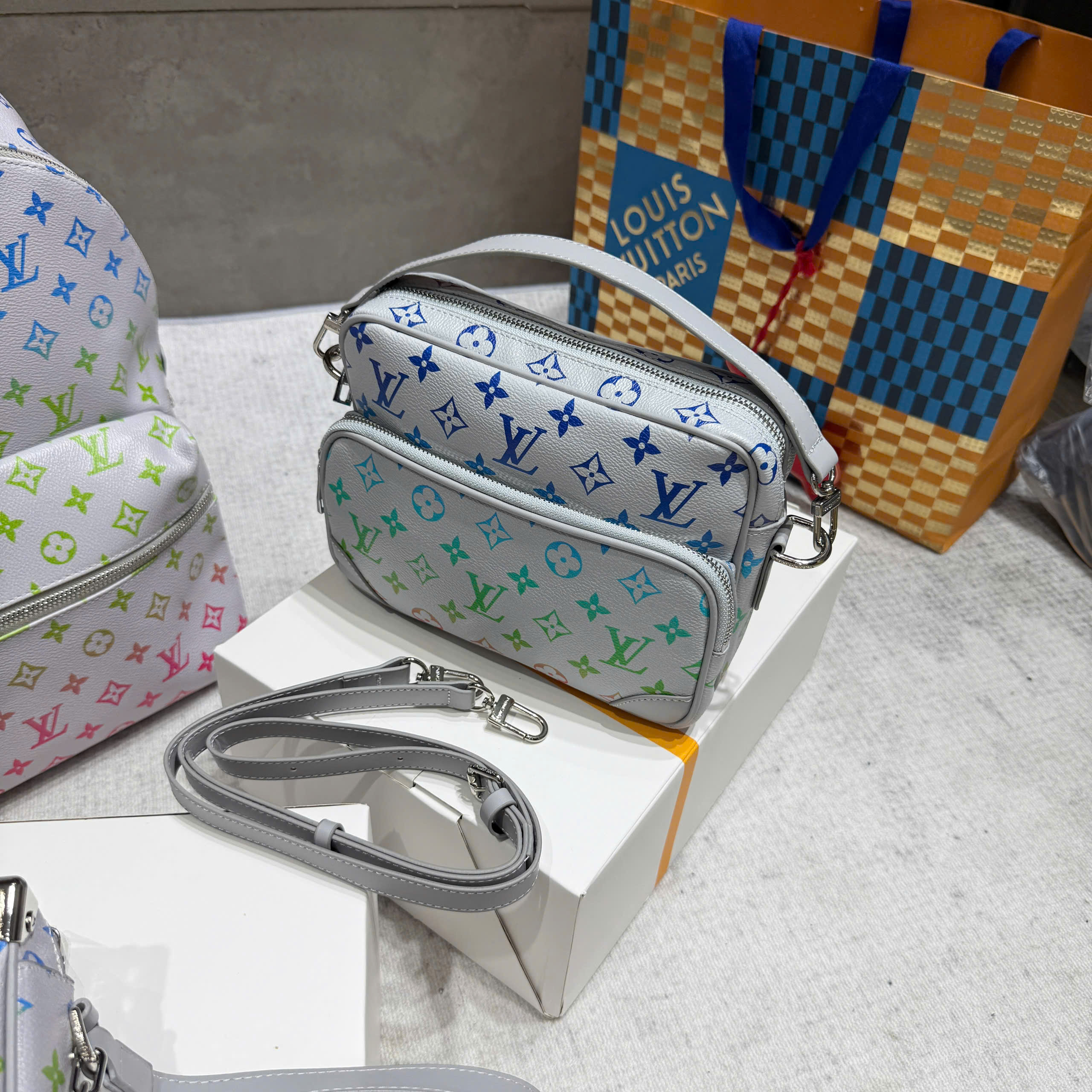 Túi đeo chéo Louis Vuitton LV Bạc họa tiết hoa vân logo loang màu size 25x17.5x11cm Like Auth on web fullbox bill thẻ PLD