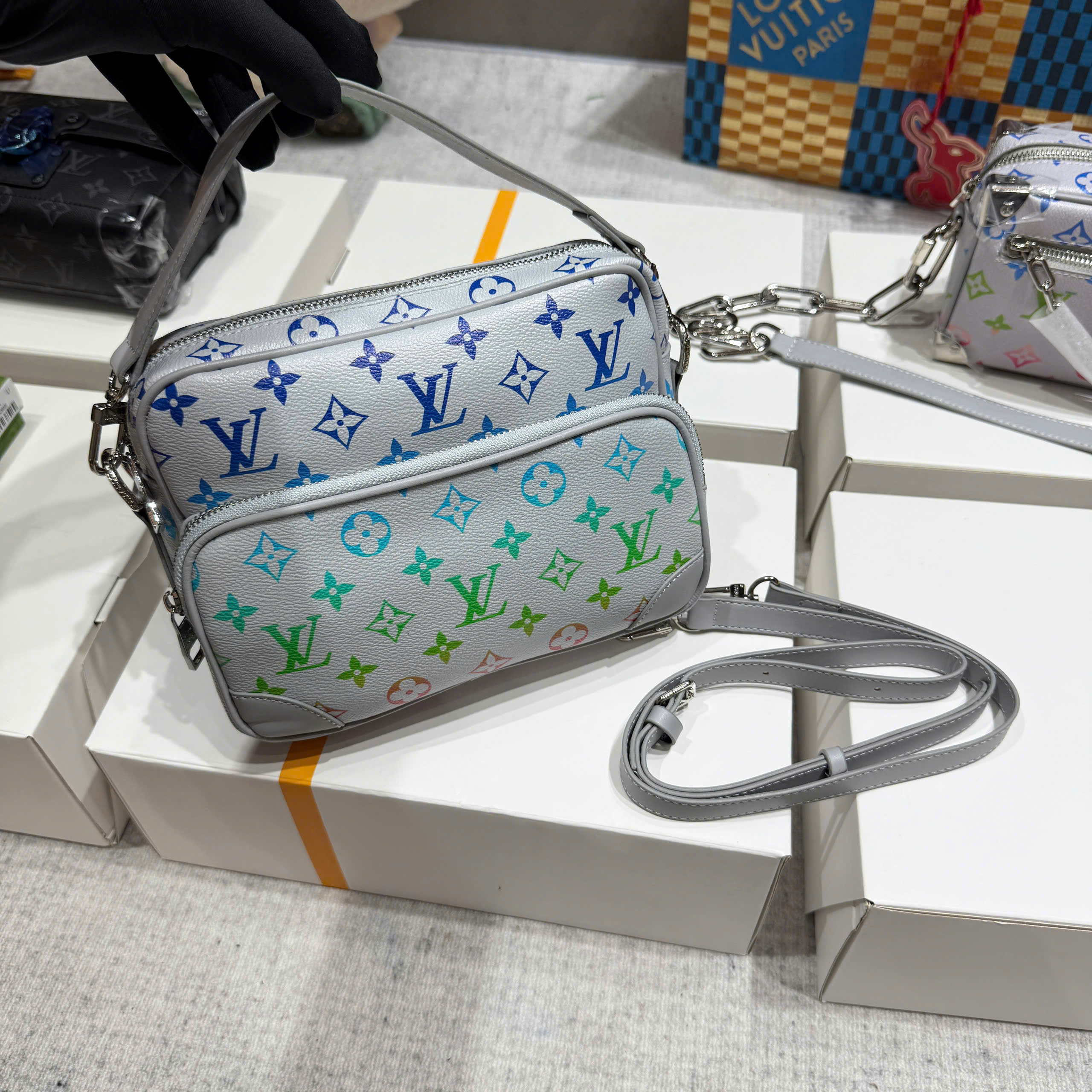 Túi đeo chéo Louis Vuitton LV Bạc họa tiết hoa vân logo loang màu size 25x17.5x11cm Like Auth on web fullbox bill thẻ PLD