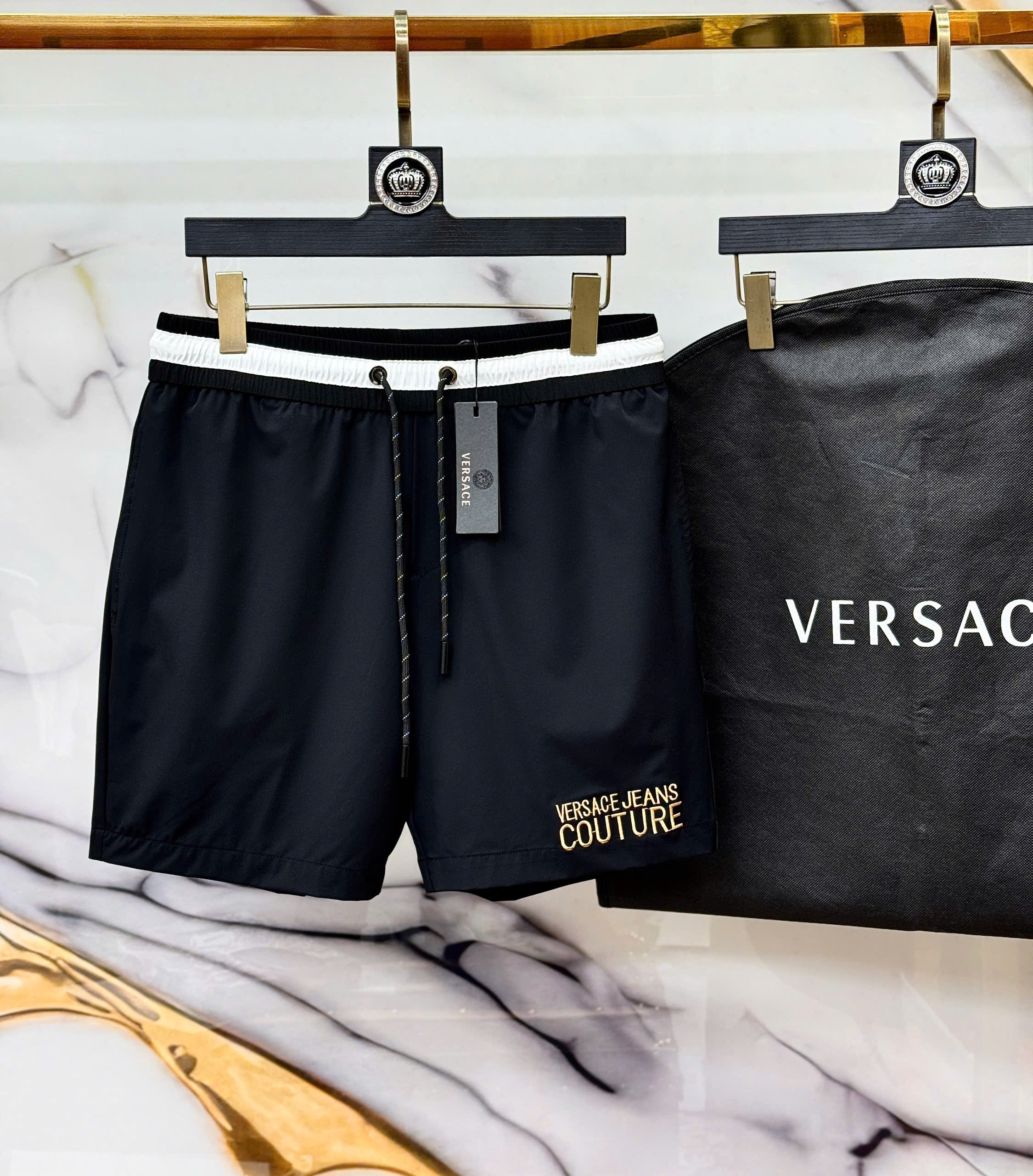 Quần short gió Versace VS Đen logo chữ thêu họa tiết túi sau Like Auth 1-1 on web MK