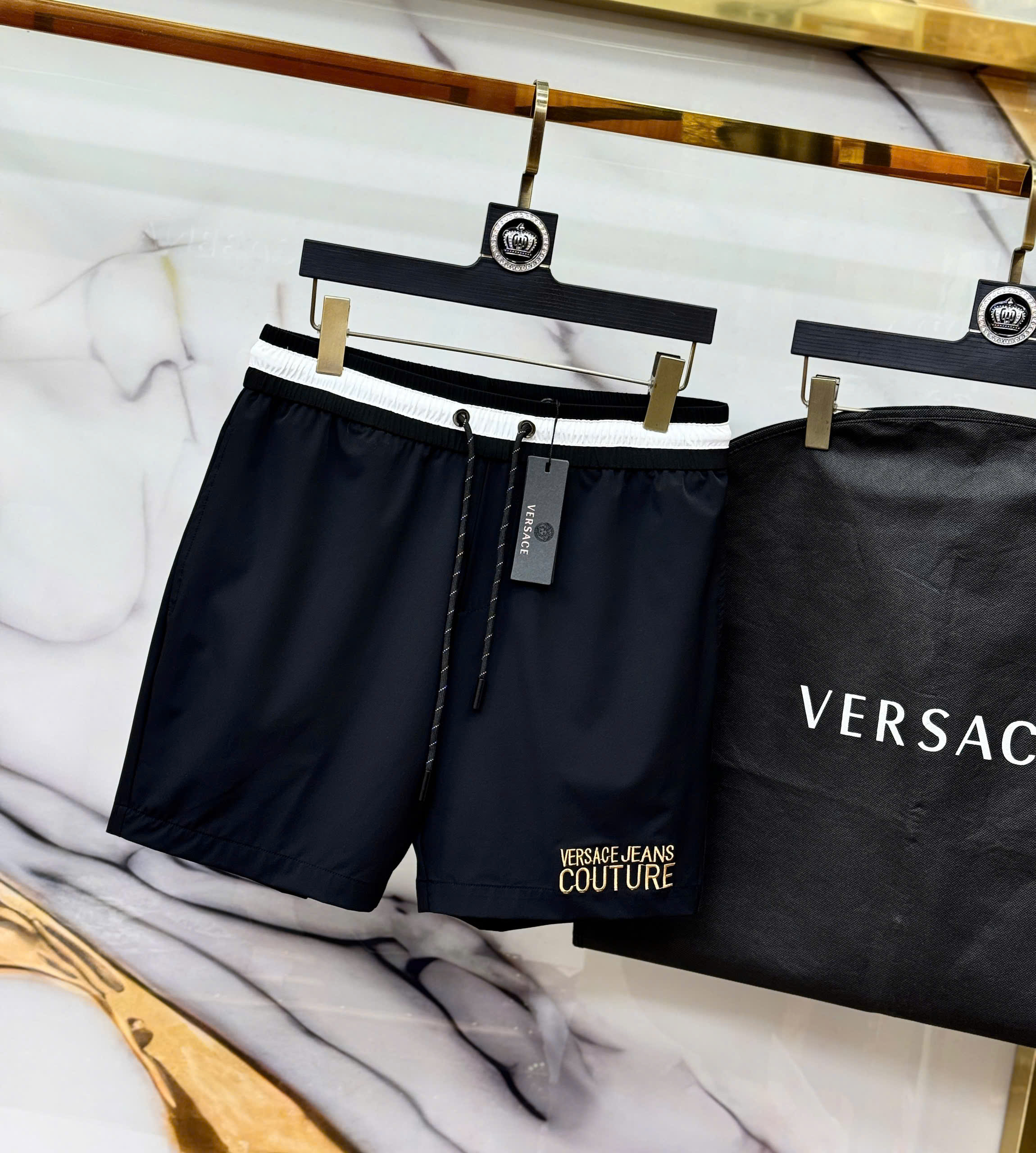 Quần short gió Versace VS Đen logo chữ thêu họa tiết túi sau Like Auth 1-1 on web MK