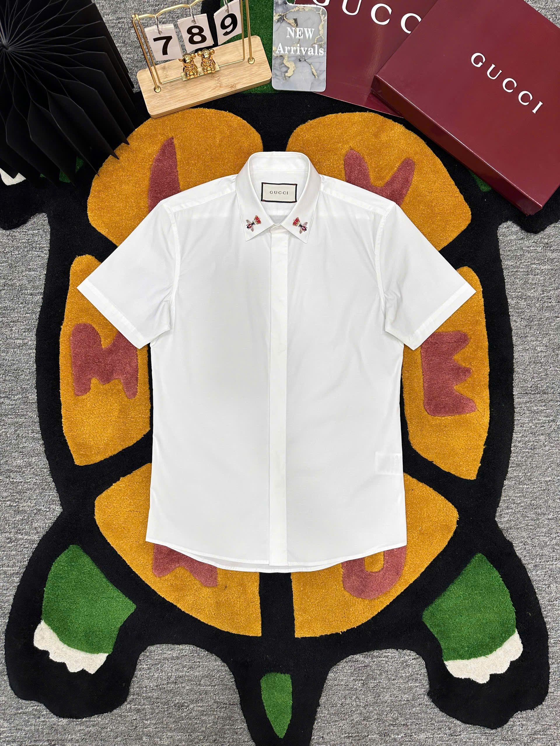 Áo sơ mi cộc tay Gucci GC Trắng logo Ong Vương miện Đỏ thêu cổ Like Auth on web MK