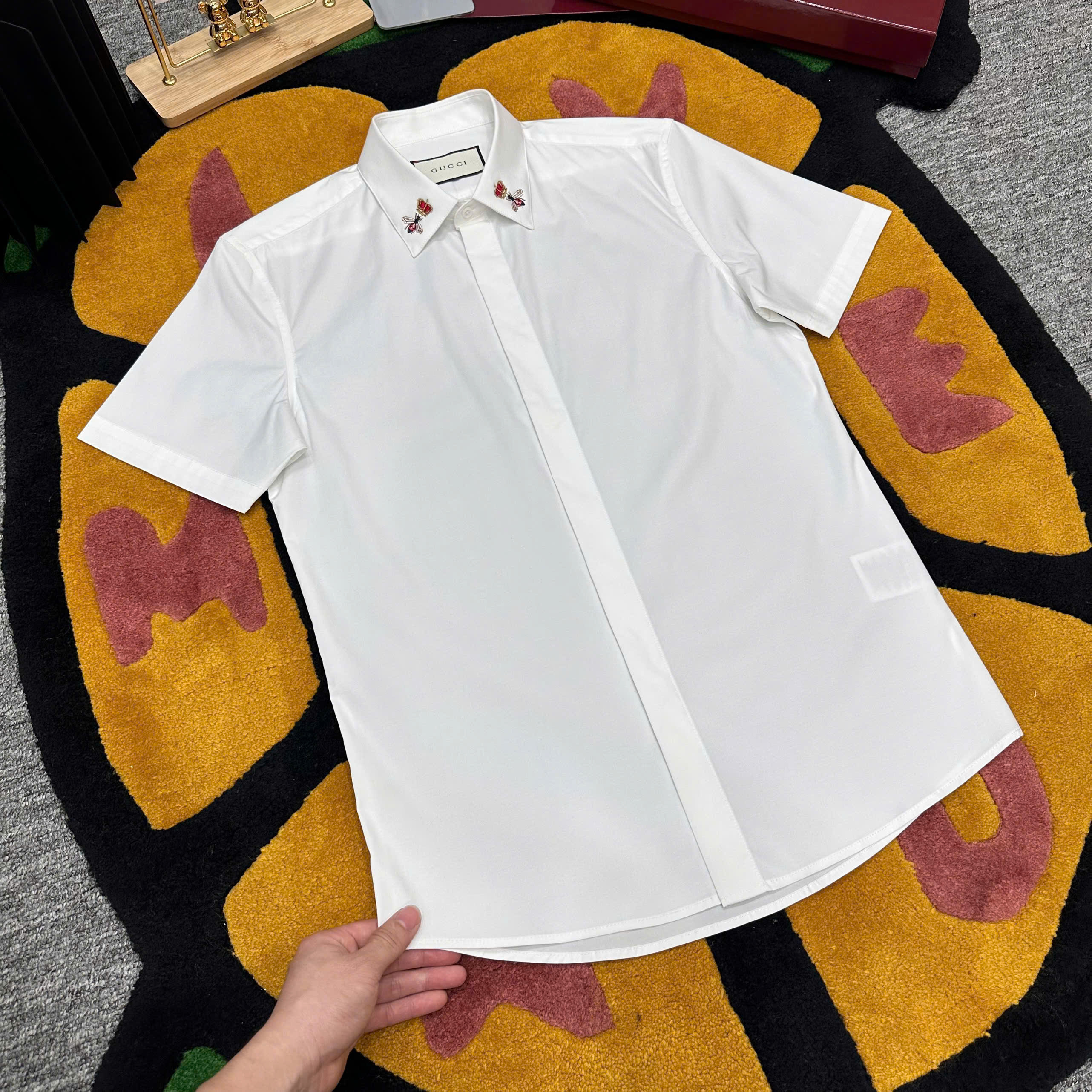 Áo sơ mi cộc tay Gucci GC Trắng logo Ong Vương miện Đỏ thêu cổ Like Auth on web MK