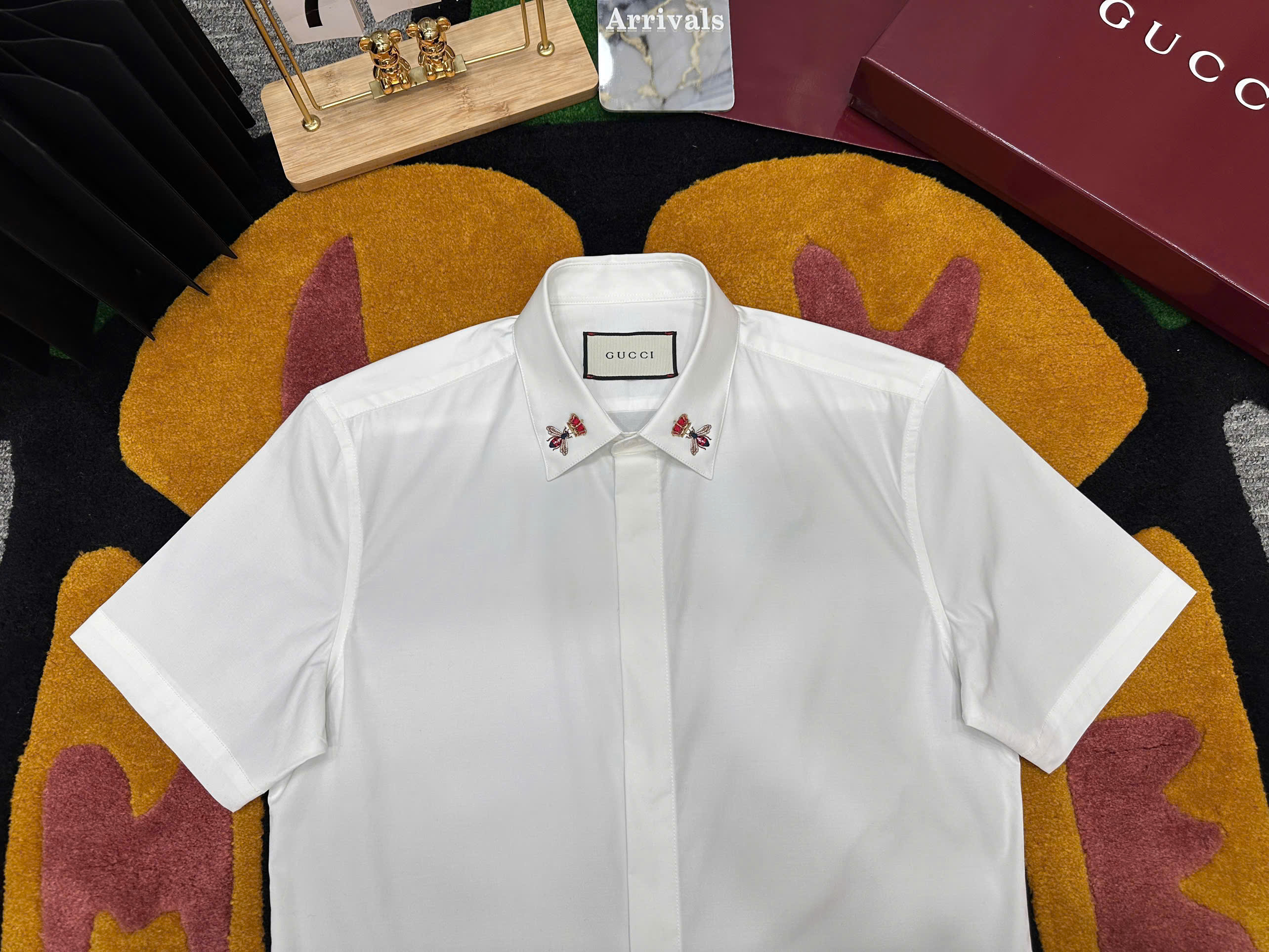 Áo sơ mi cộc tay Gucci GC Trắng logo Ong Vương miện Đỏ thêu cổ Like Auth on web MK