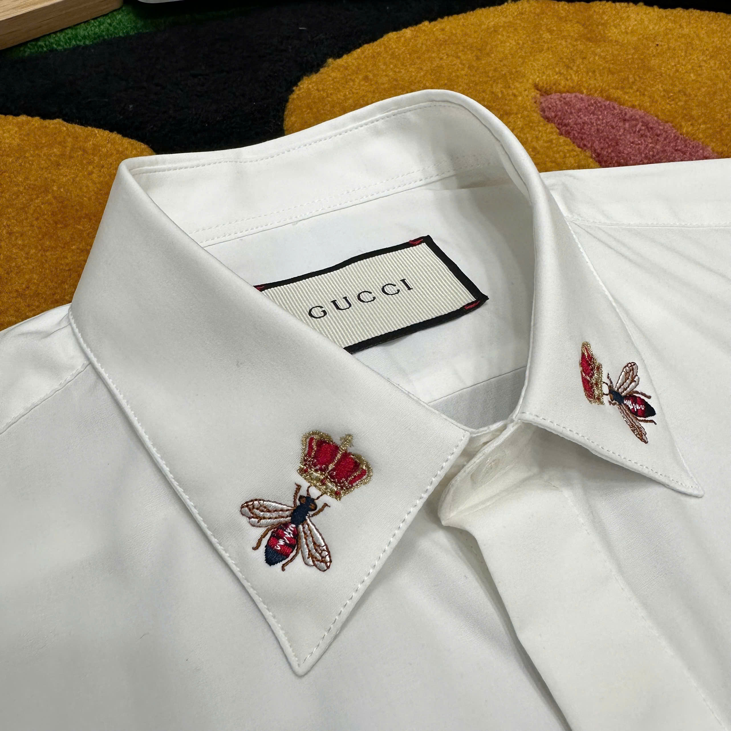 Áo sơ mi cộc tay Gucci GC Trắng logo Ong Vương miện Đỏ thêu cổ Like Auth on web MK