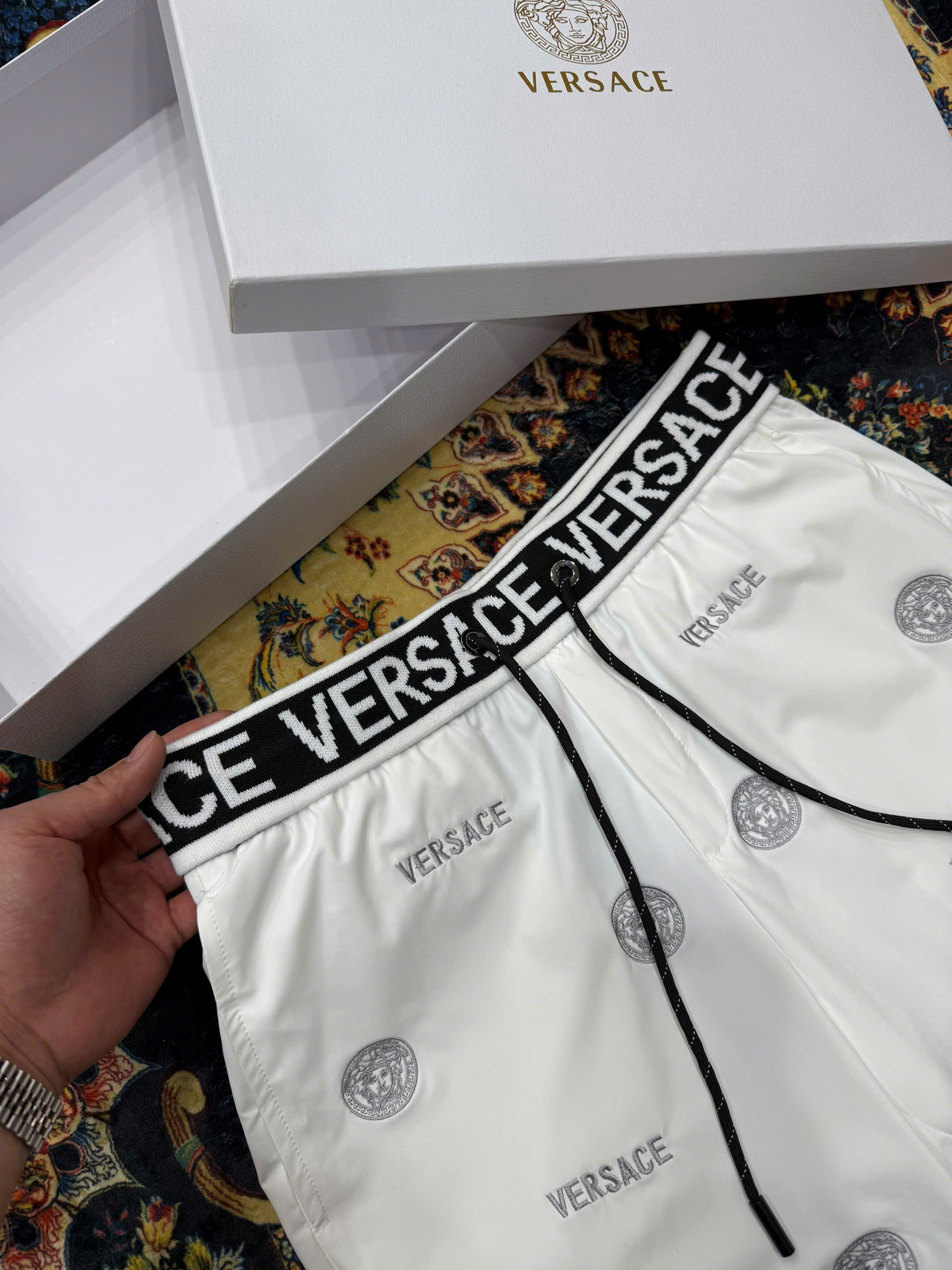Quần short gió Versace VS họa tiết logo thêu full Like Auth 1-1 on web CD