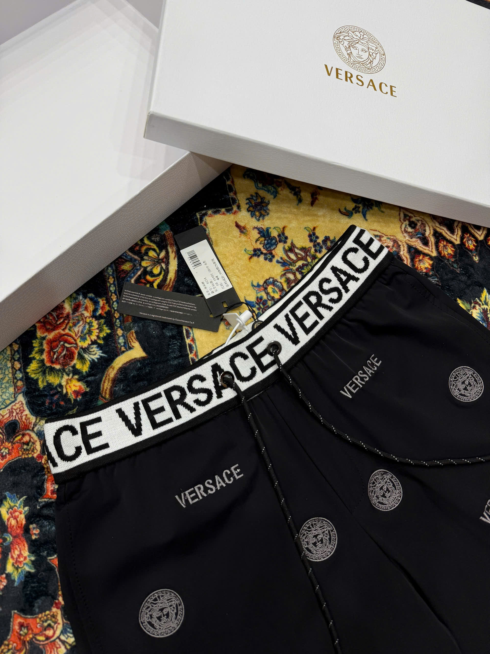 Quần short gió Versace VS họa tiết logo thêu full Like Auth 1-1 on web CD