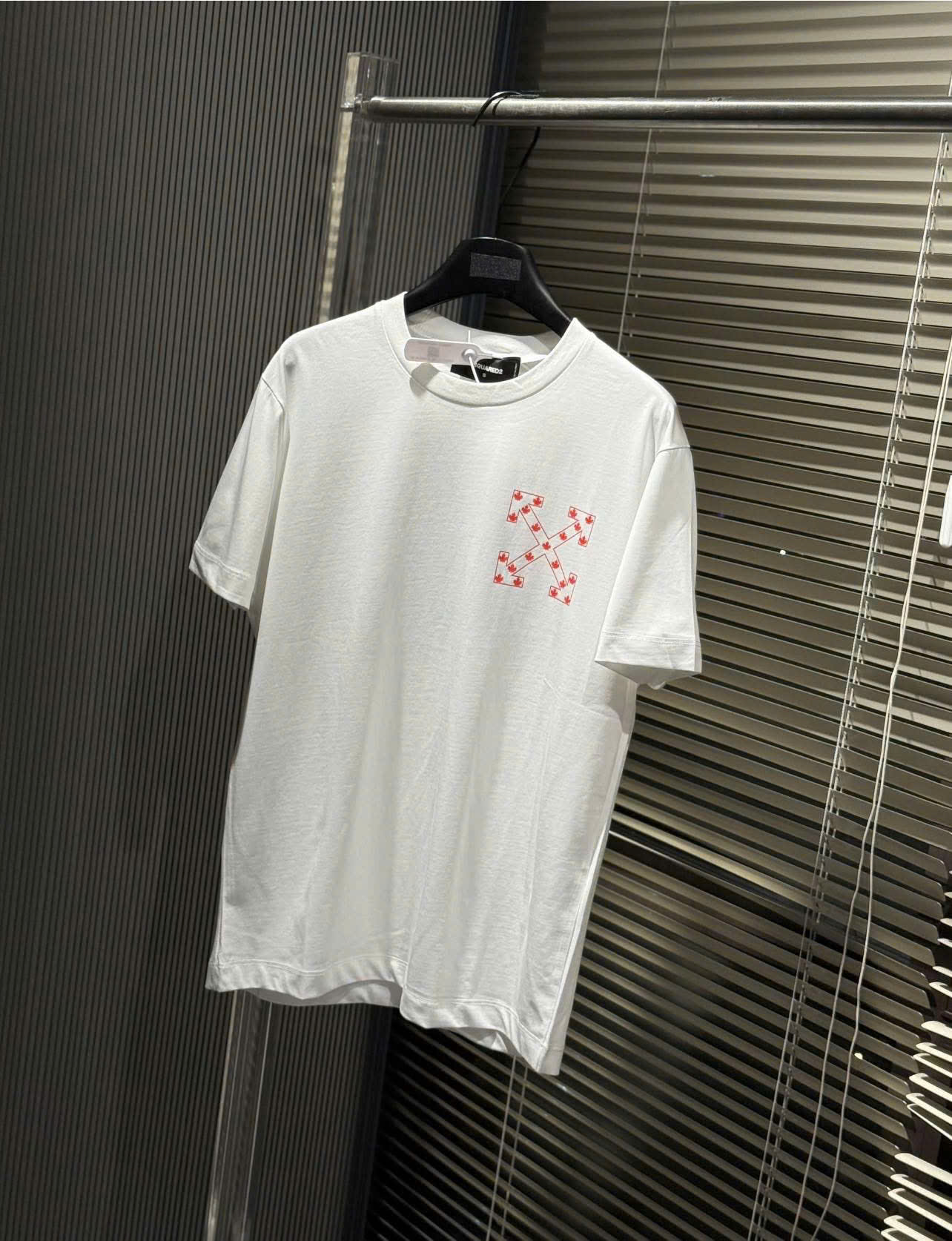 Áo phông T-shirt Dsquared2 DSQ2 họa tiết  logo chữ lá khung mũi tên lưng Like Auth on web NV