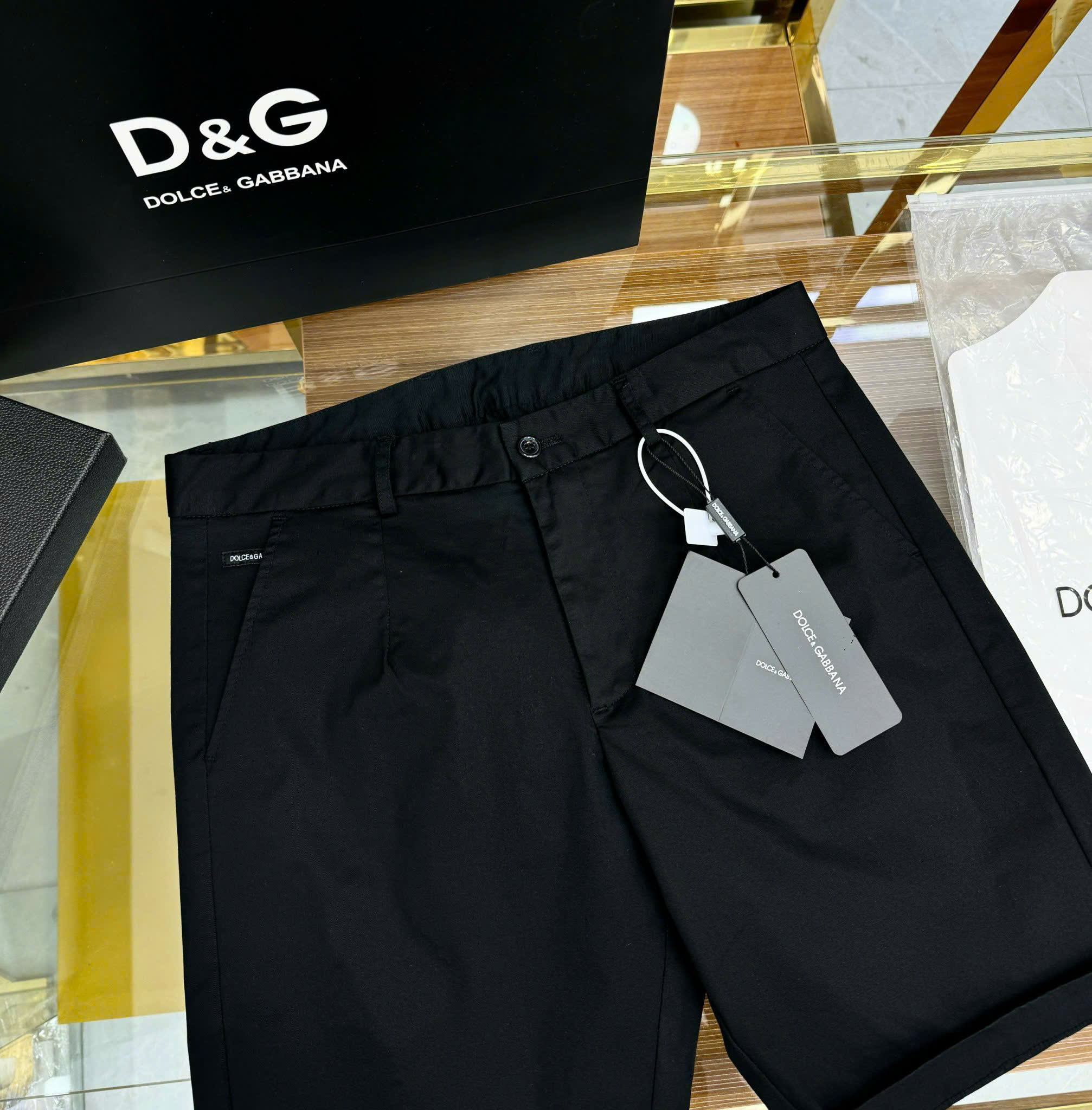 Quần short kaki Dolce Gabbana DG Đen trơn logo tag vuông thêu túi sau Like Auth 1-1 on web CD