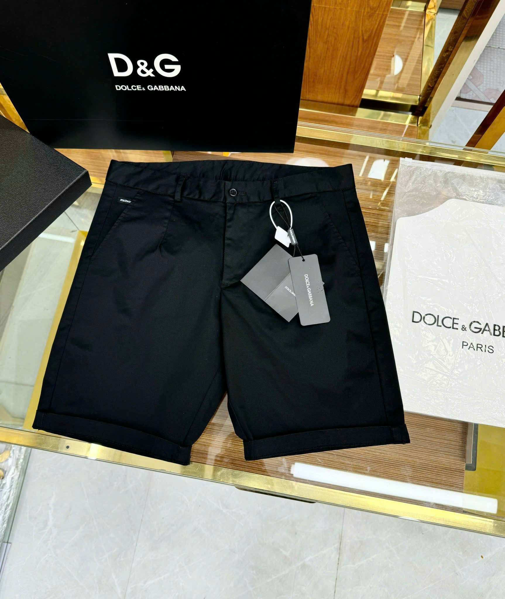 Quần short kaki Dolce Gabbana DG Đen trơn logo tag vuông thêu túi sau Like Auth 1-1 on web CD