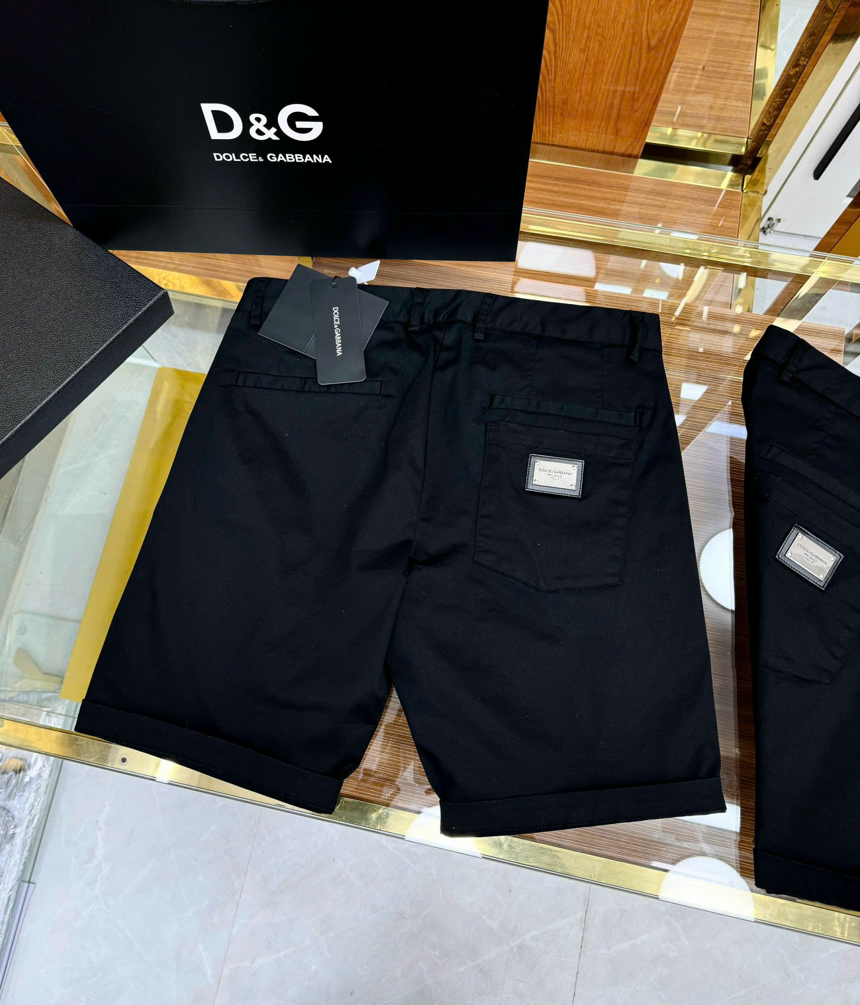 Quần short kaki Dolce Gabbana DG Đen trơn logo tag vuông thêu túi sau Like Auth 1-1 on web CD