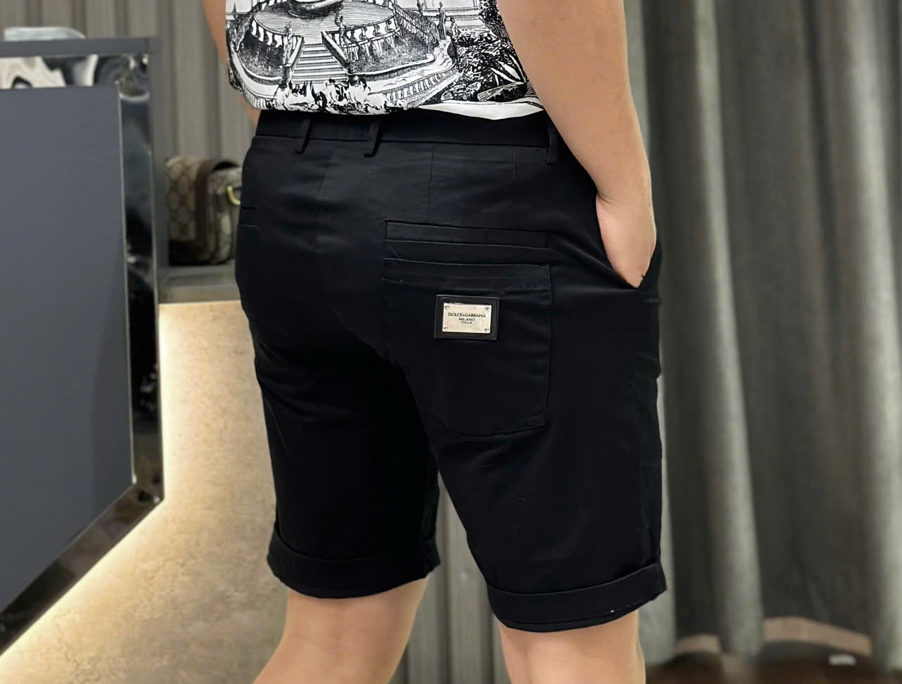 Quần short kaki Dolce Gabbana DG Đen trơn logo tag vuông thêu túi sau Like Auth 1-1 on web CD