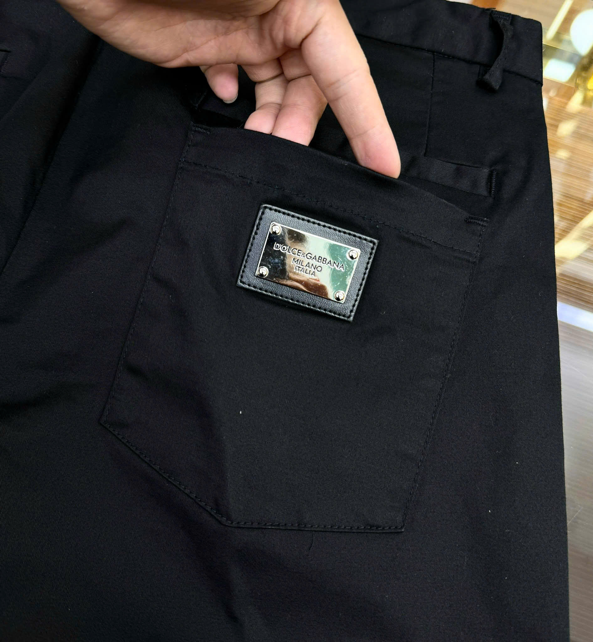 Quần short kaki Dolce Gabbana DG Đen trơn logo tag vuông thêu túi sau Like Auth 1-1 on web CD