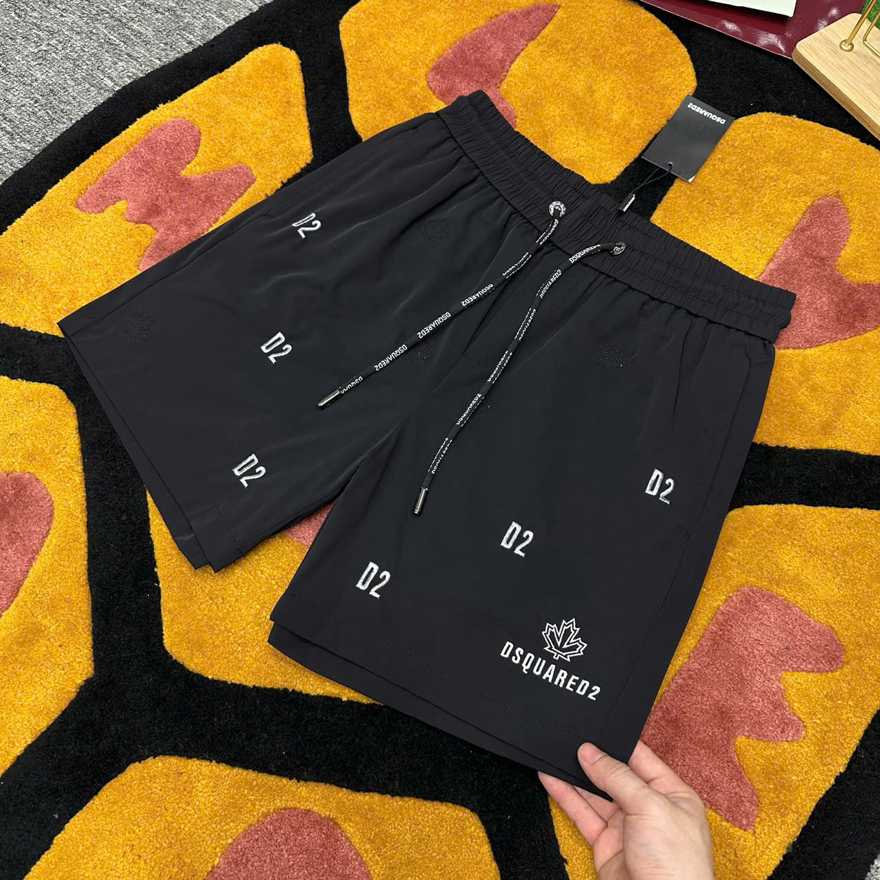Quần short gió Dsquared2 DSQ2 Đen họa tiết logo chữ Trắng thêu nổi Like Auth 1-1 on web MK
