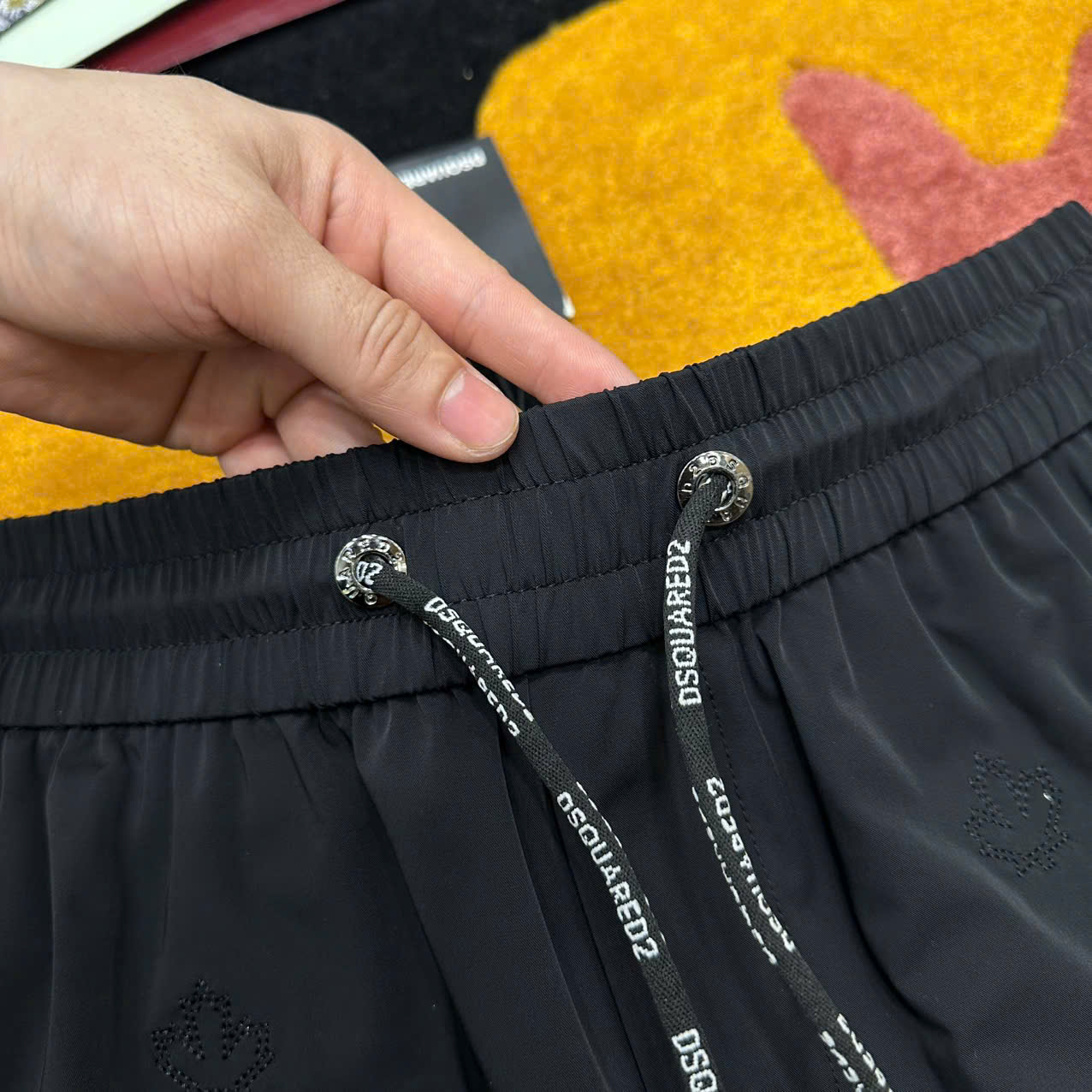 Quần short gió Dsquared2 DSQ2 Đen họa tiết logo chữ Trắng thêu nổi Like Auth 1-1 on web MK