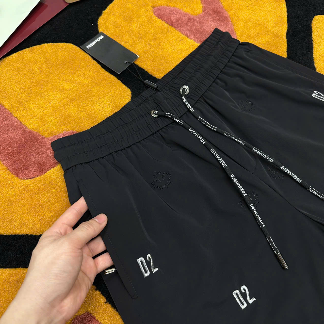 Quần short gió Dsquared2 DSQ2 Đen họa tiết logo chữ Trắng thêu nổi Like Auth 1-1 on web MK