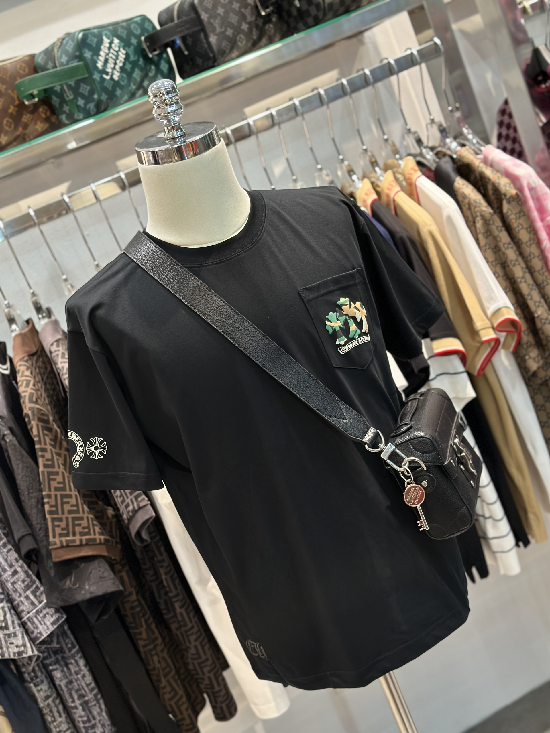 Áo phông T-shirt Chrome Heart CH Đen logo chữ thập vòng tròn dằn di in nổi lưng túi ngực Like Auth on web VTN