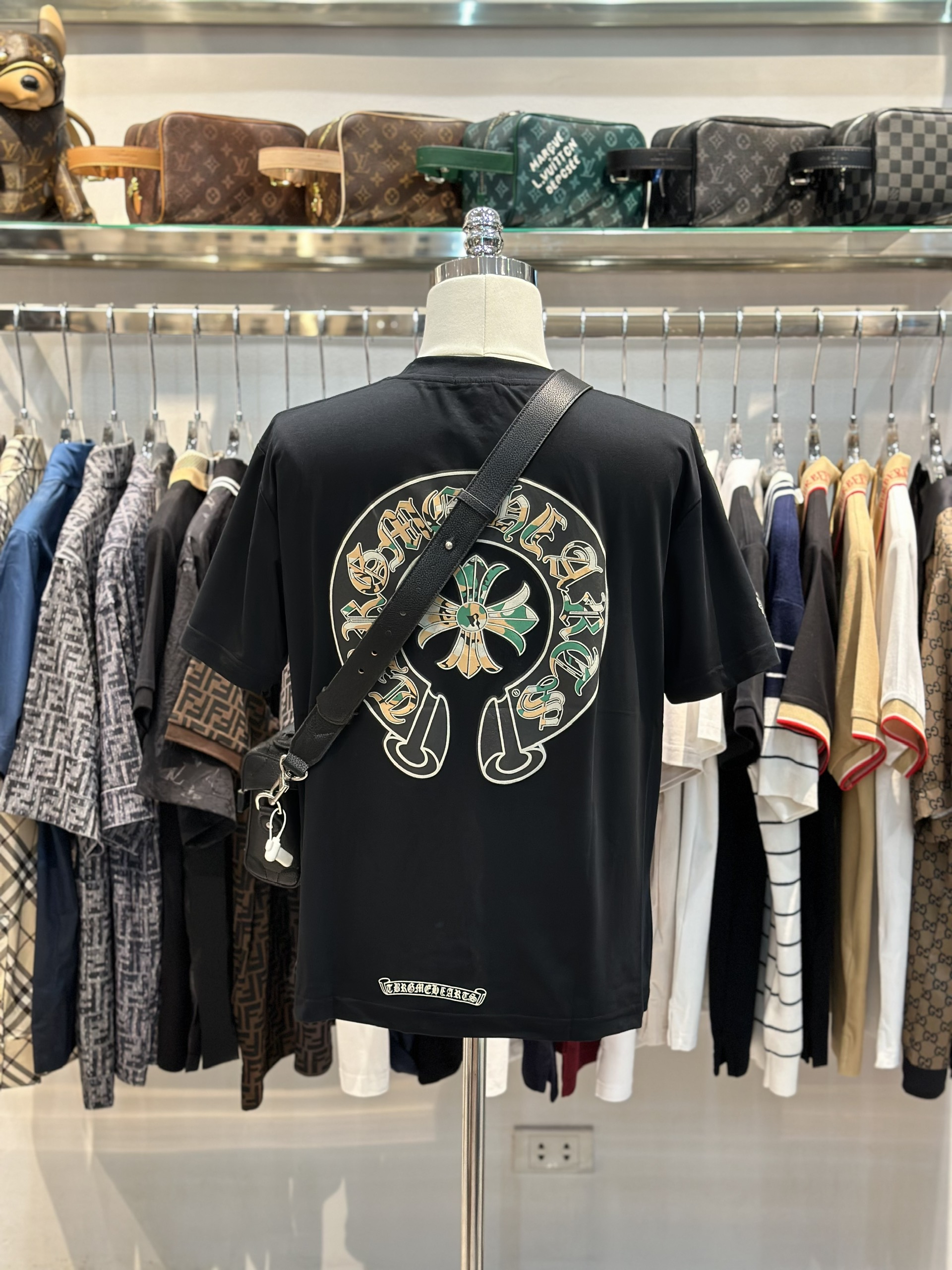 Áo phông T-shirt Chrome Heart CH Đen logo chữ thập vòng tròn dằn di in nổi lưng túi ngực Like Auth on web VTN