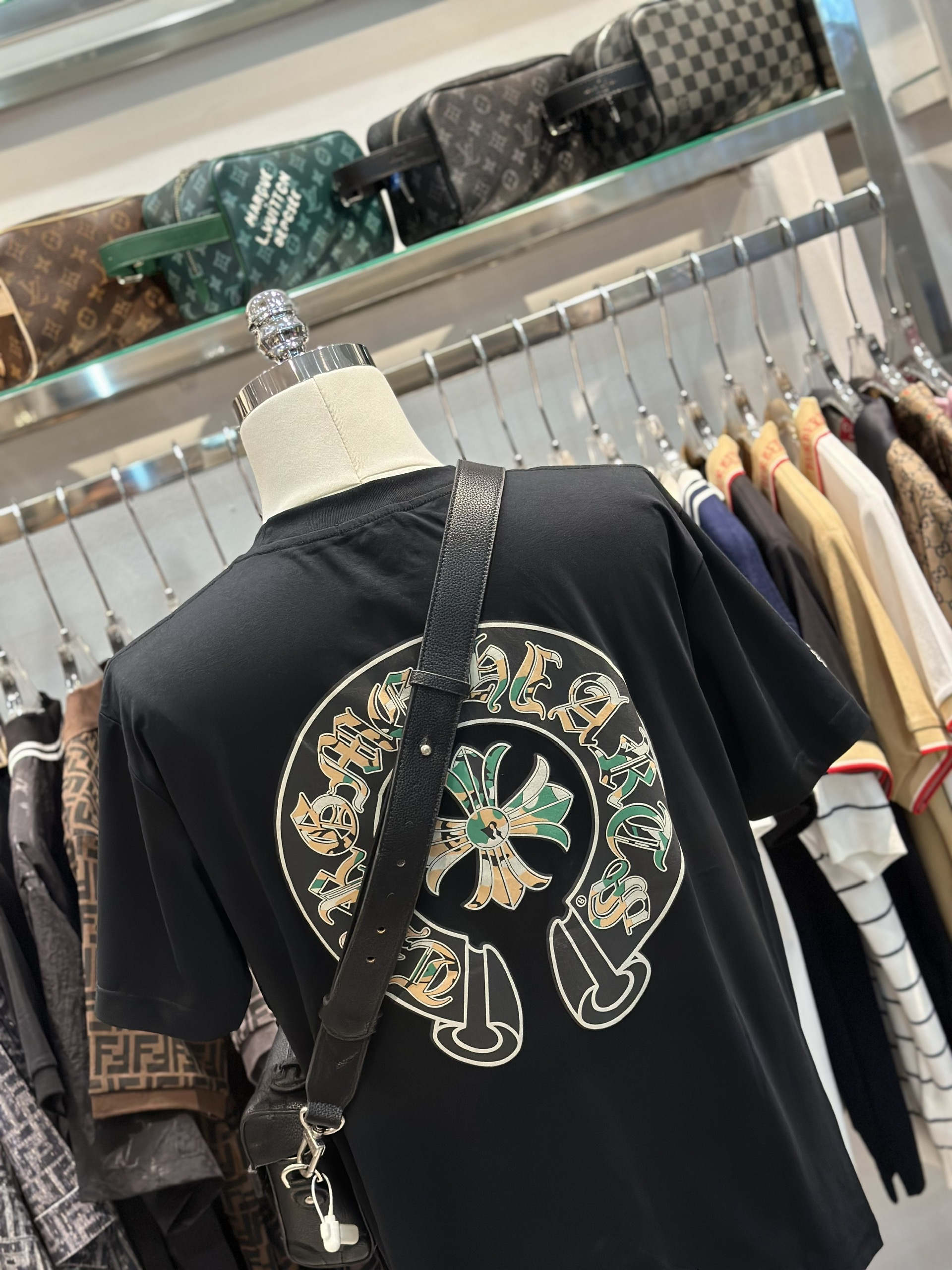 Áo phông T-shirt Chrome Heart CH Đen logo chữ thập vòng tròn dằn di in nổi lưng túi ngực Like Auth on web VTN