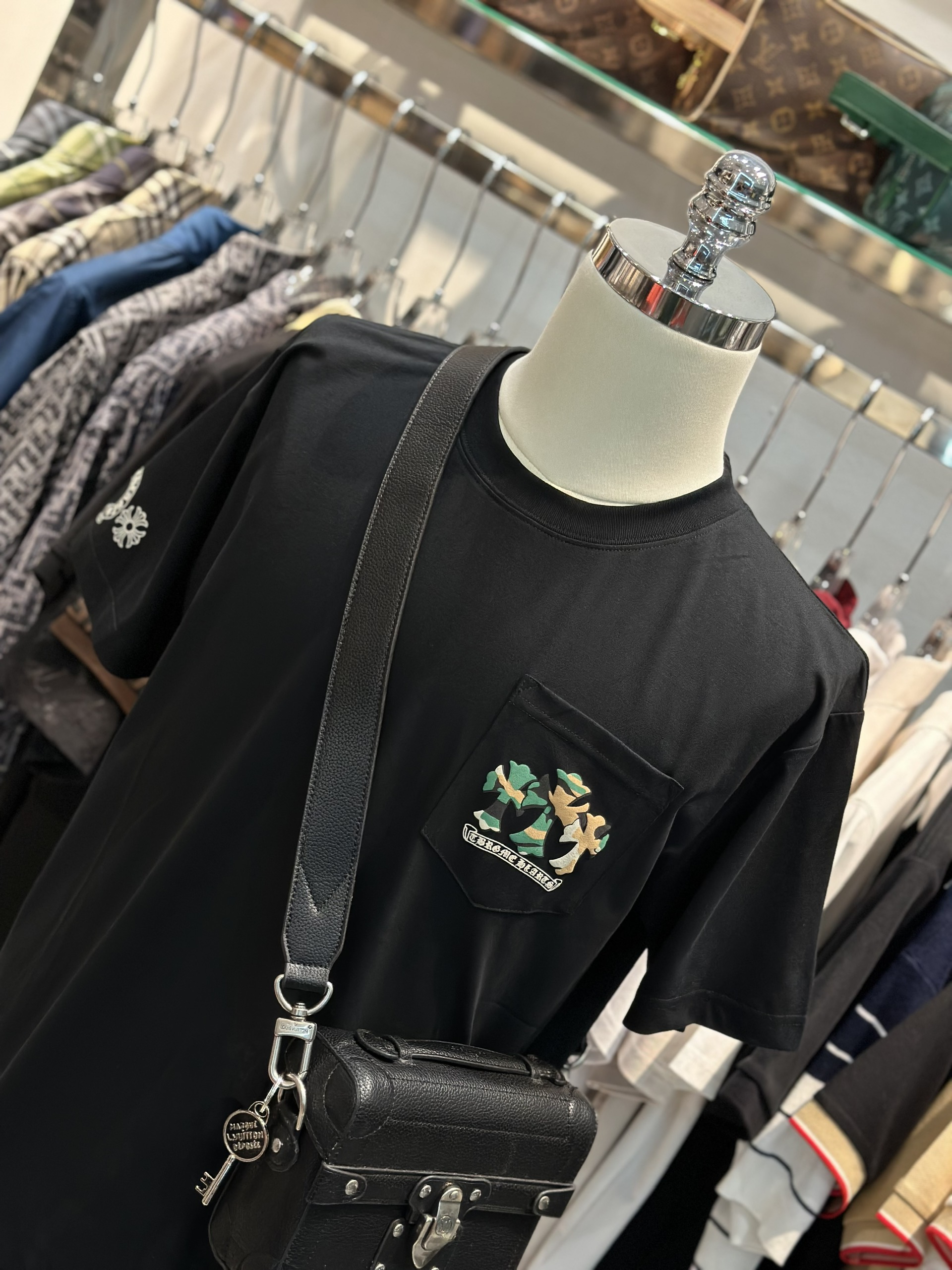 Áo phông T-shirt Chrome Heart CH Đen logo chữ thập vòng tròn dằn di in nổi lưng túi ngực Like Auth on web VTN