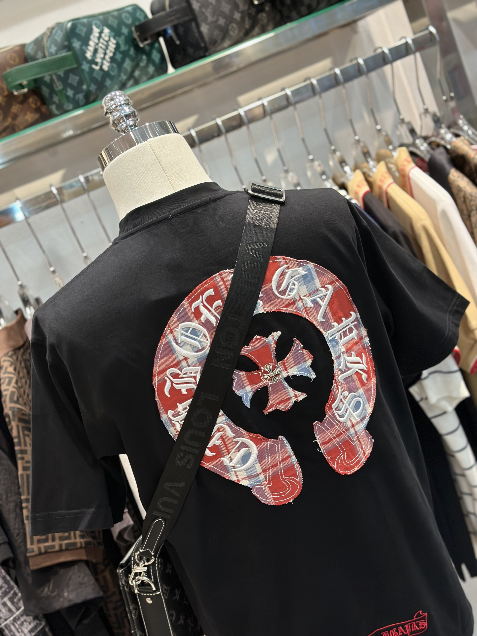 Áo phông T-shirt Chrome Heart CH Đen logo chữ thập vòng tròn Đỏ sọc thêu nổi lưng ngực Like Auth on web VTN