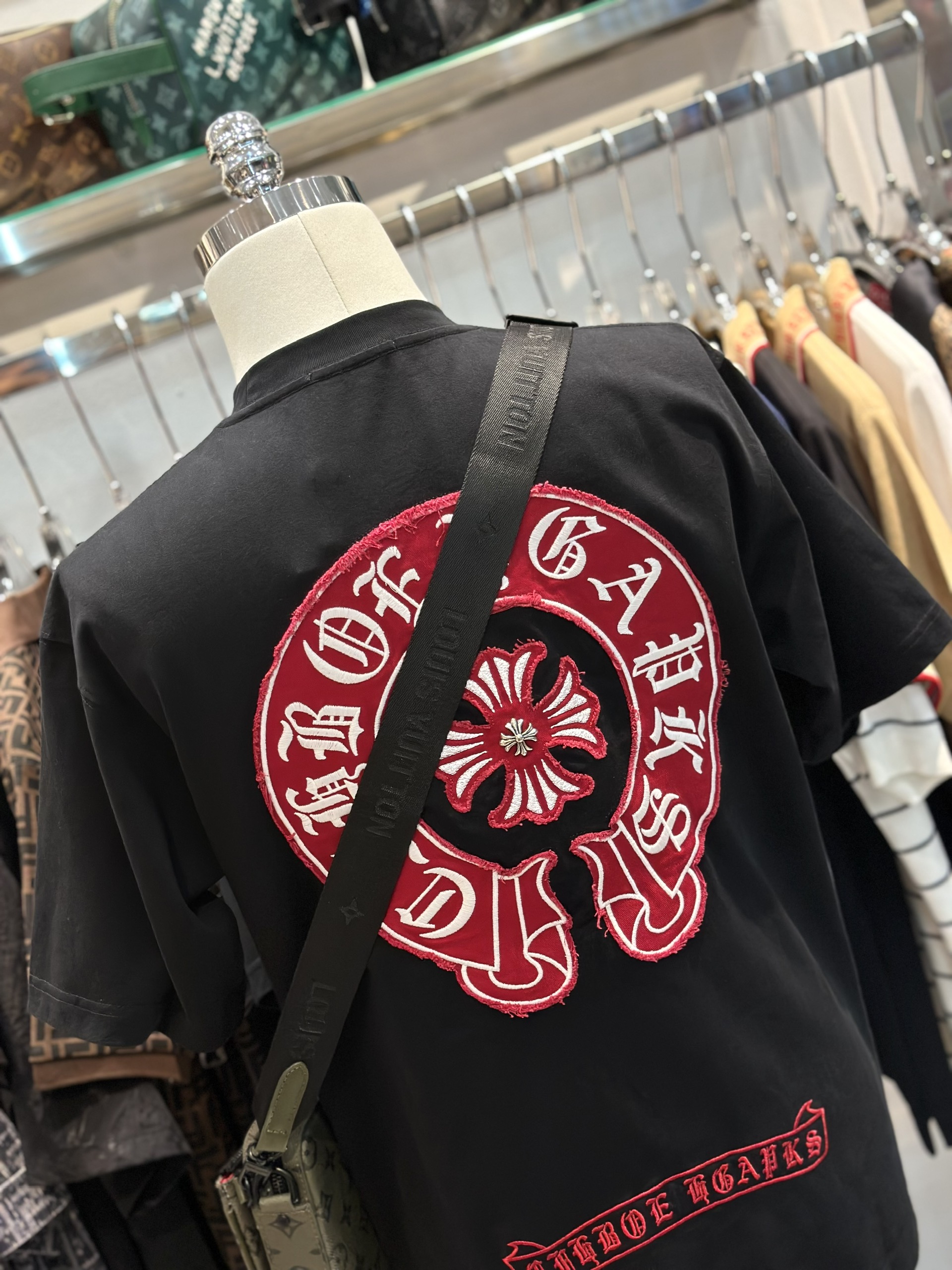 Áo phông T-shirt Chrome Heart CH Đen logo chữ thập vòng tròn Đỏ thêu rách tua nổi lưng ngực Like Auth on web VTN