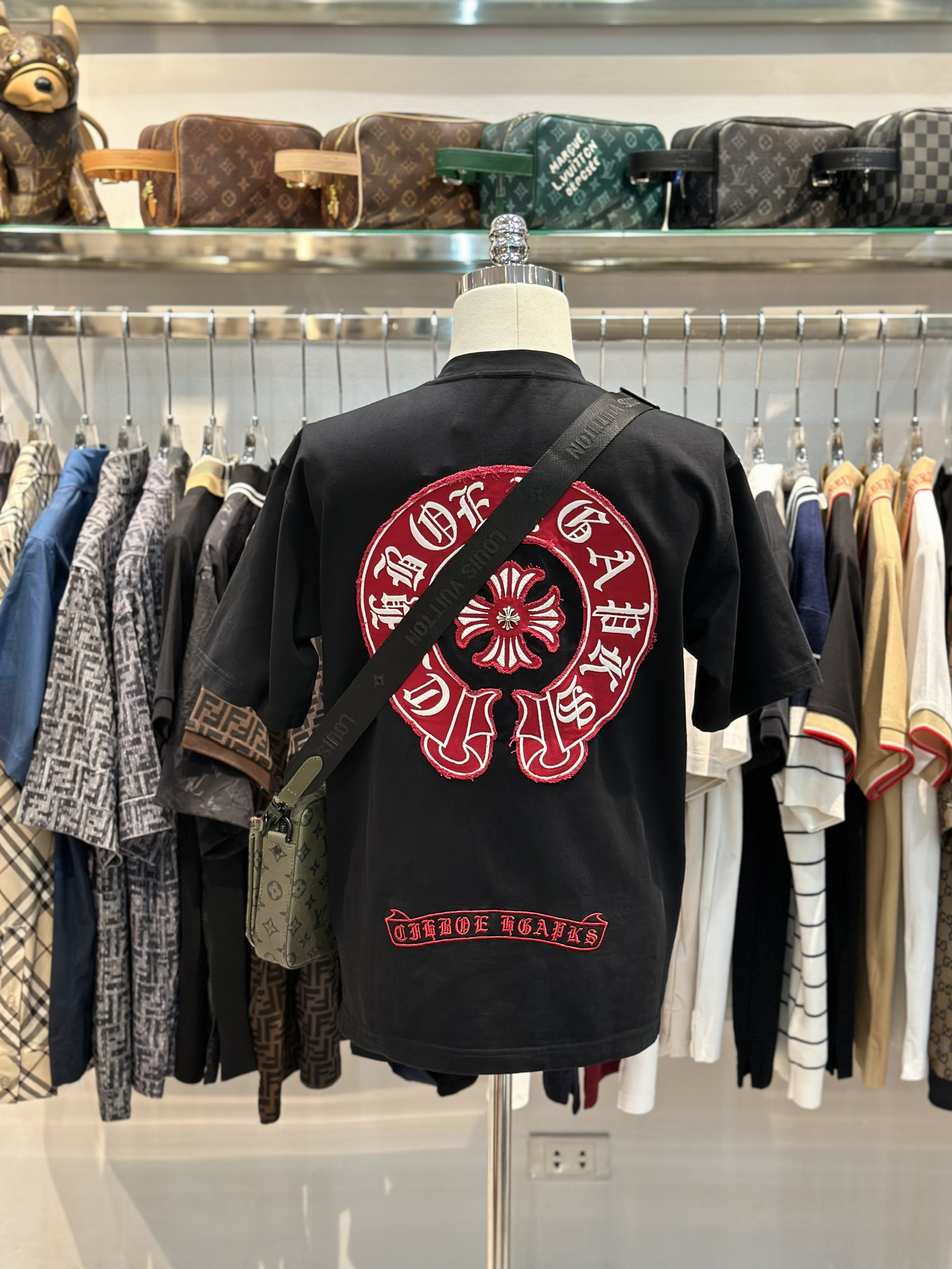 Áo phông T-shirt Chrome Heart CH Đen logo chữ thập vòng tròn Đỏ thêu rách tua nổi lưng ngực Like Auth on web VTN