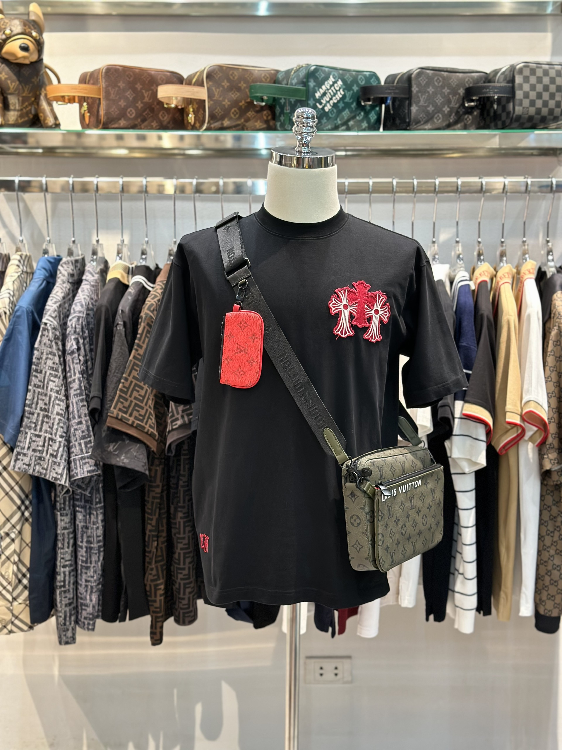 Áo phông T-shirt Chrome Heart CH Đen logo chữ thập vòng tròn Đỏ thêu rách tua nổi lưng ngực Like Auth on web VTN