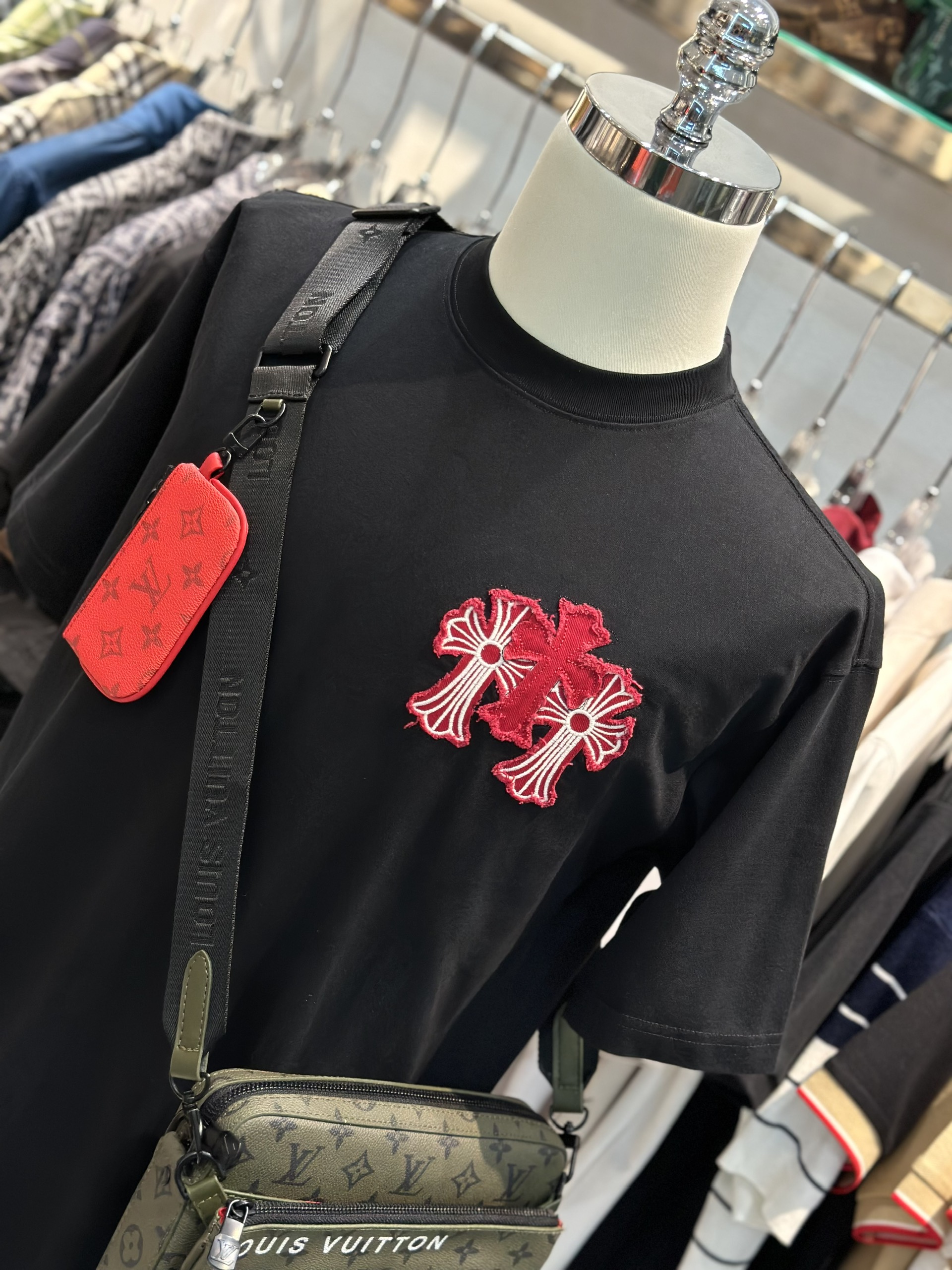 Áo phông T-shirt Chrome Heart CH Đen logo chữ thập vòng tròn Đỏ thêu rách tua nổi lưng ngực Like Auth on web VTN