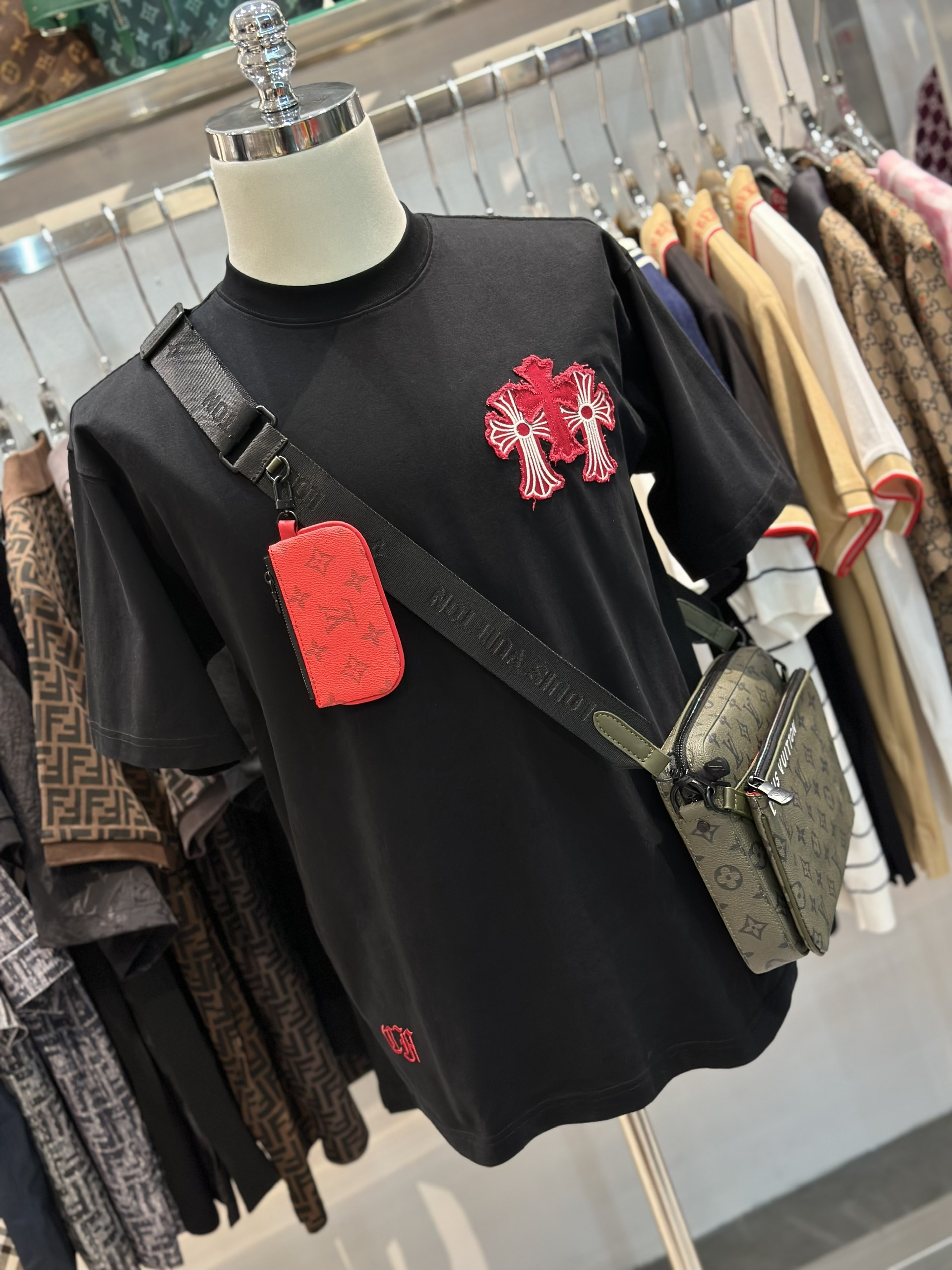 Áo phông T-shirt Chrome Heart CH Đen logo chữ thập vòng tròn Đỏ thêu rách tua nổi lưng ngực Like Auth on web VTN