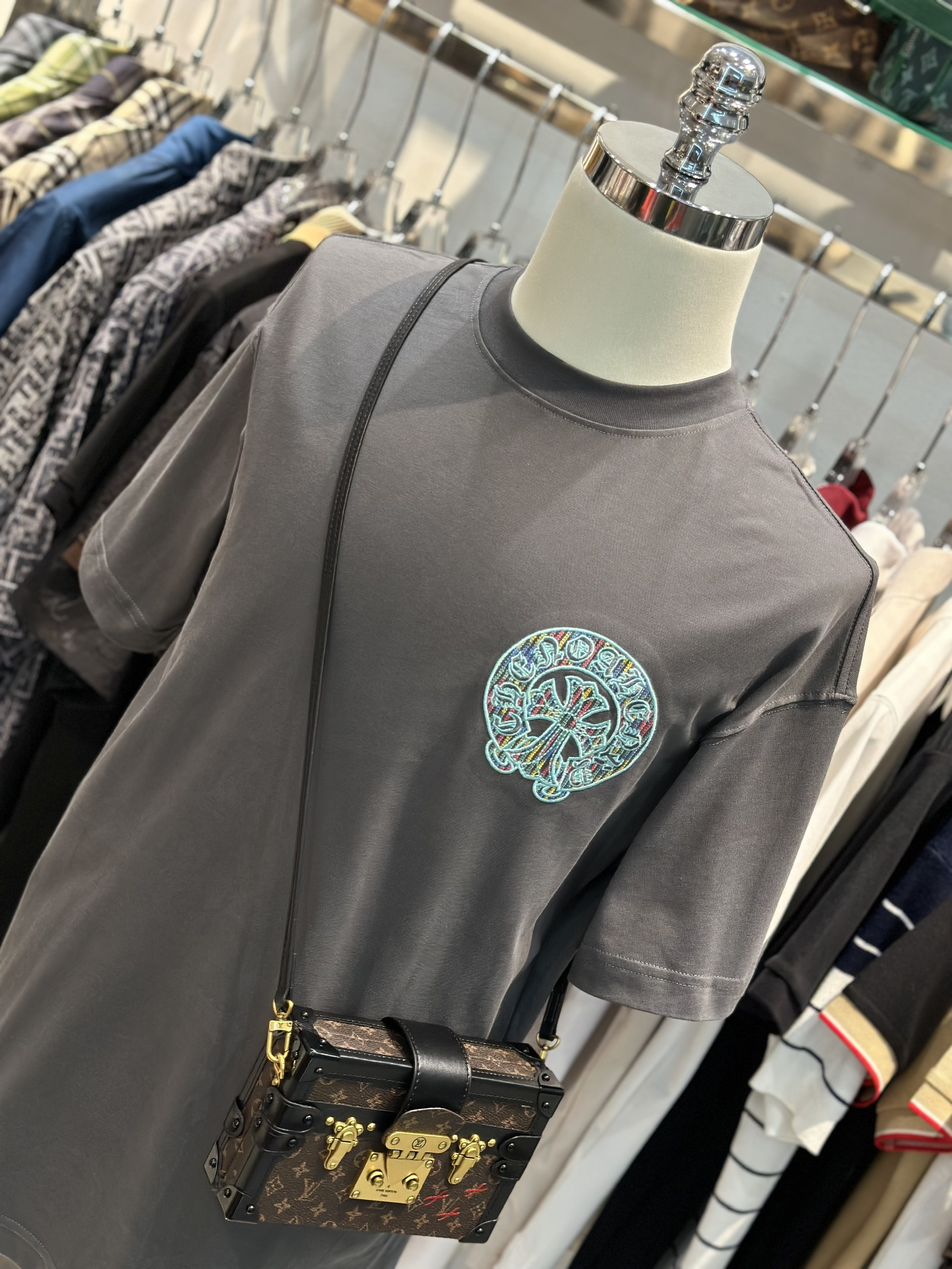 Áo phông T-shirt Chrome Heart CH Xám logo chữ thập vòng tròn màu sắc thêu nổi lưng ngực Like Auth on web VTN