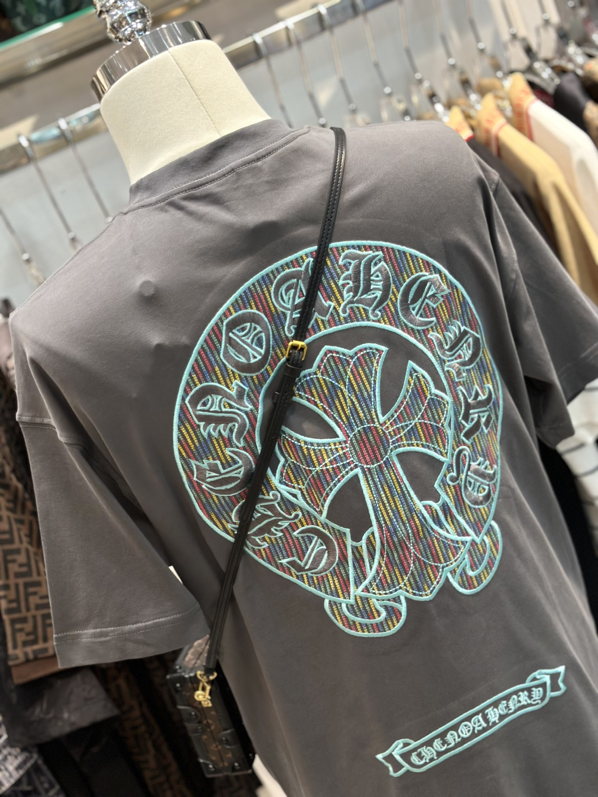 Áo phông T-shirt Chrome Heart CH Xám logo chữ thập vòng tròn màu sắc thêu nổi lưng ngực Like Auth on web VTN