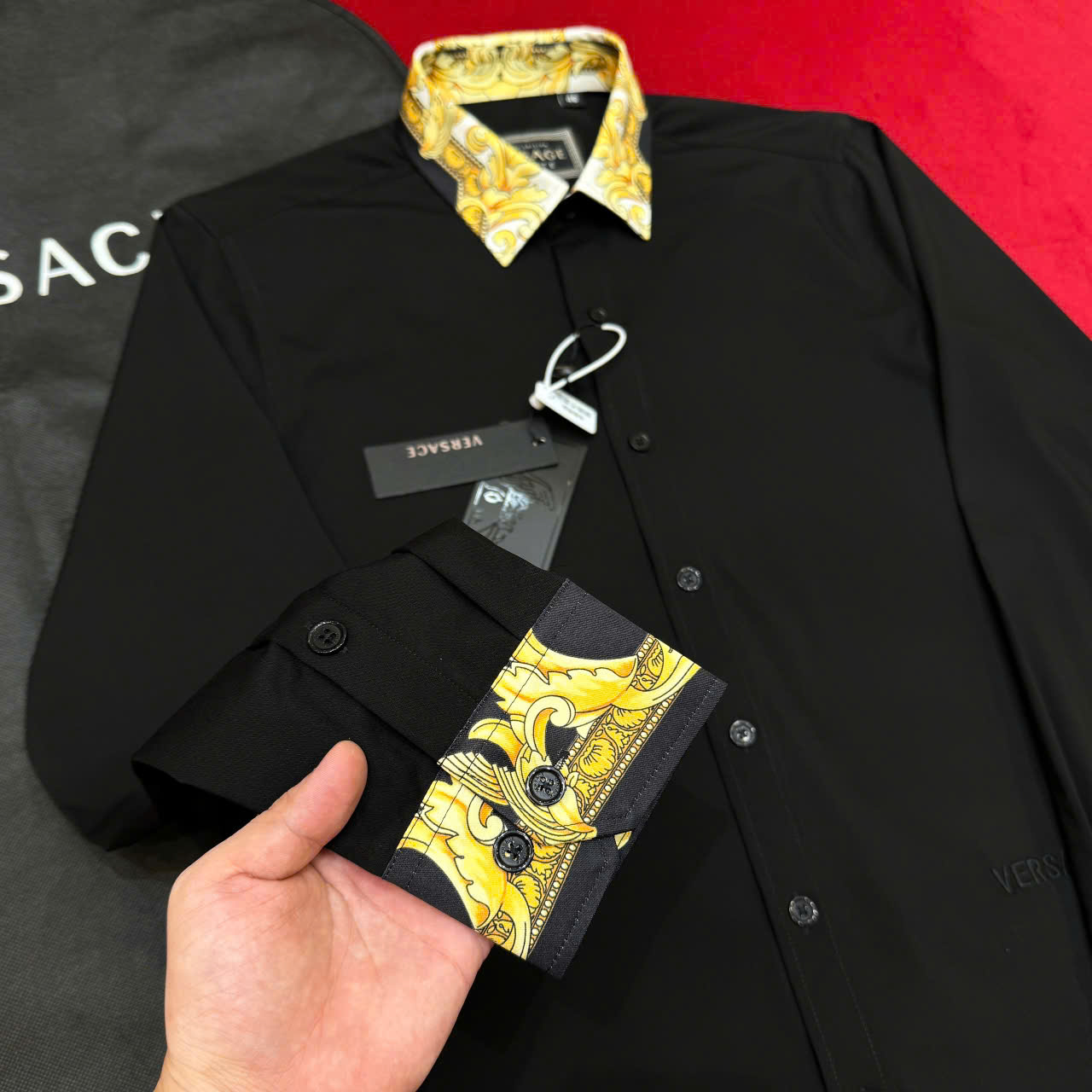 Áo sơ mi dài tay Versace VS họa tiết hoa văn Vàng cổ tay Like Auth on web LK
