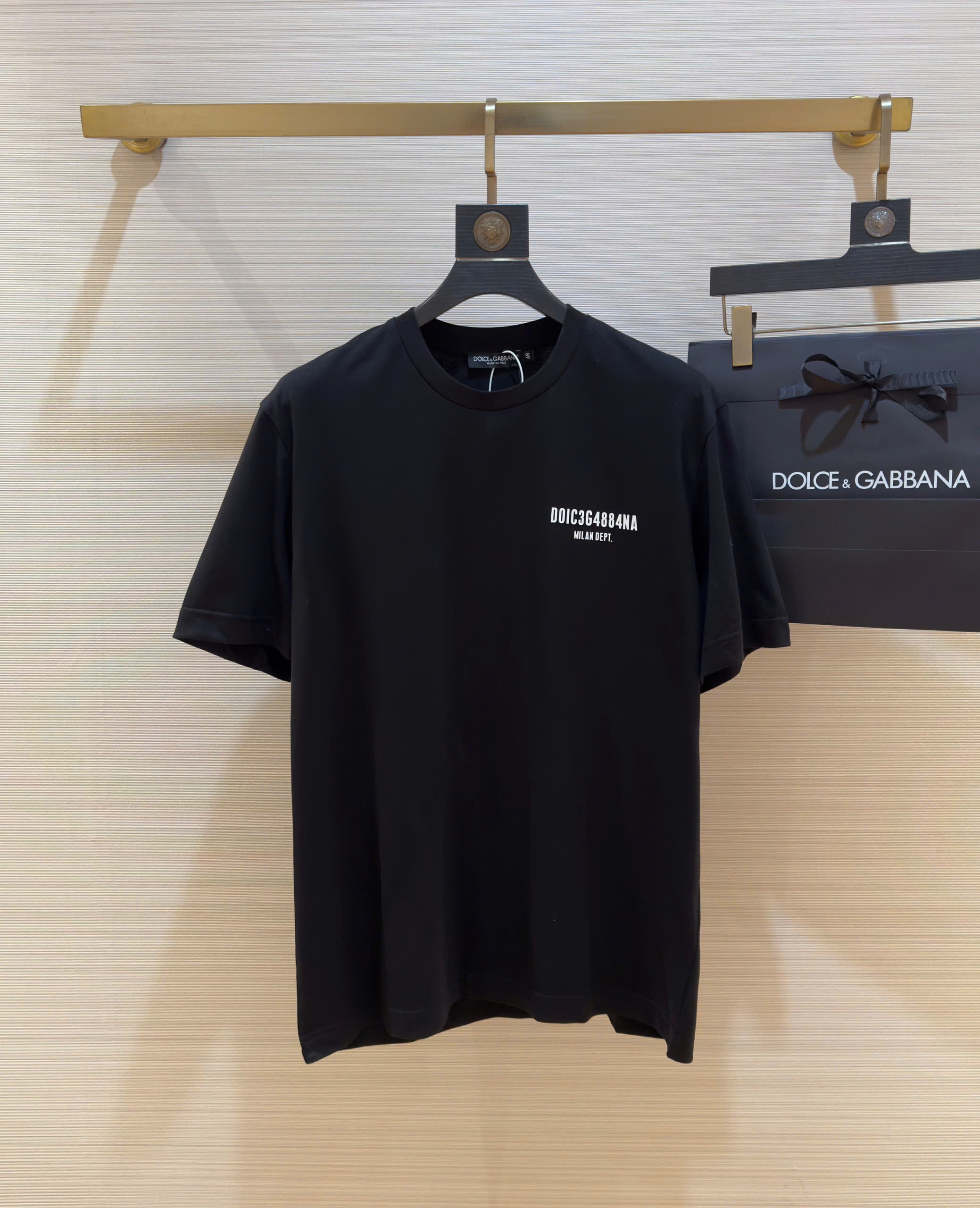 Áo phông T-shirt Dolce Gabbana DG Đen logo chữ Trắng ngực Like Auth on web DDT