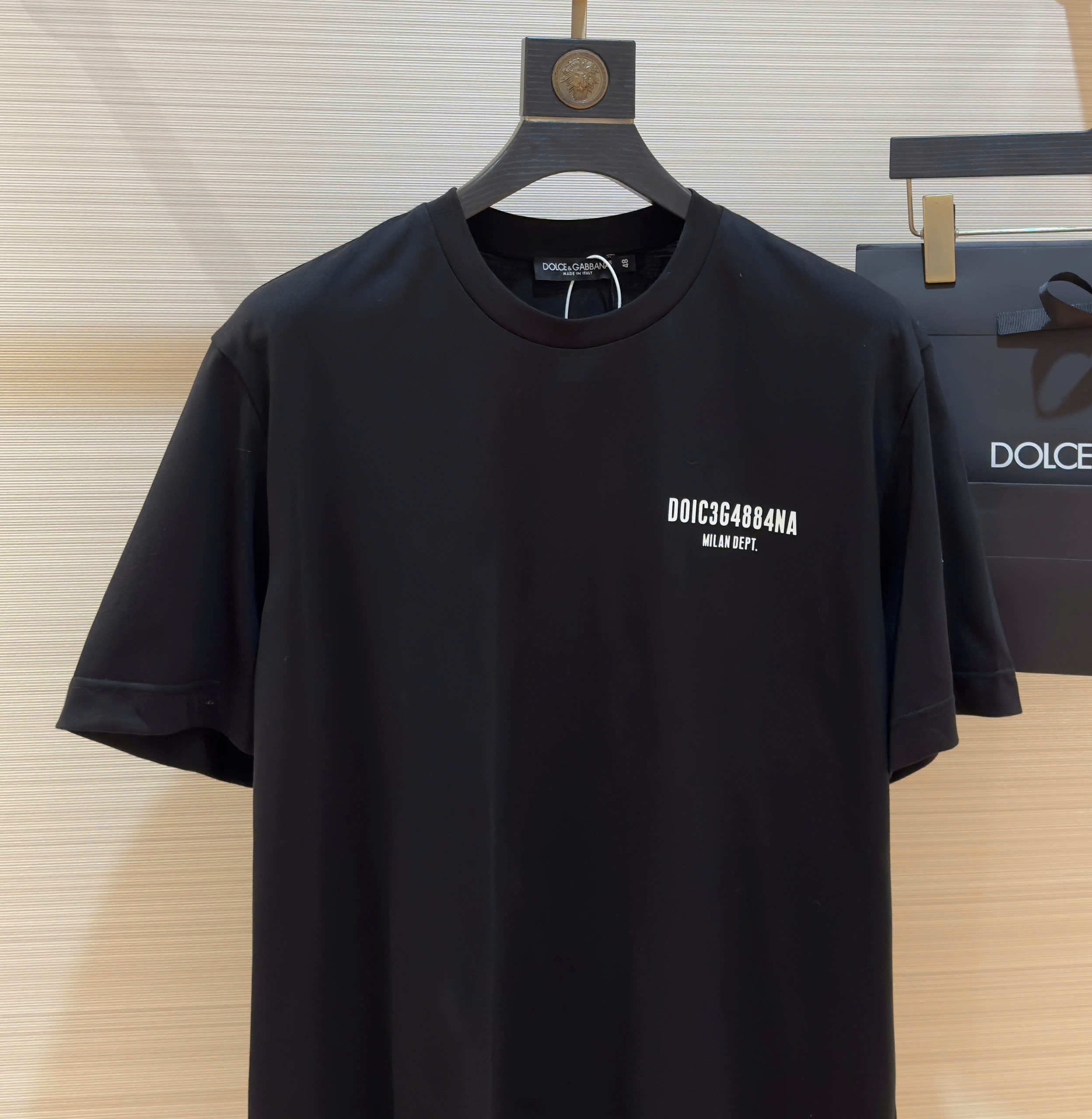 Áo phông T-shirt Dolce Gabbana DG Đen logo chữ Trắng ngực Like Auth on web DDT