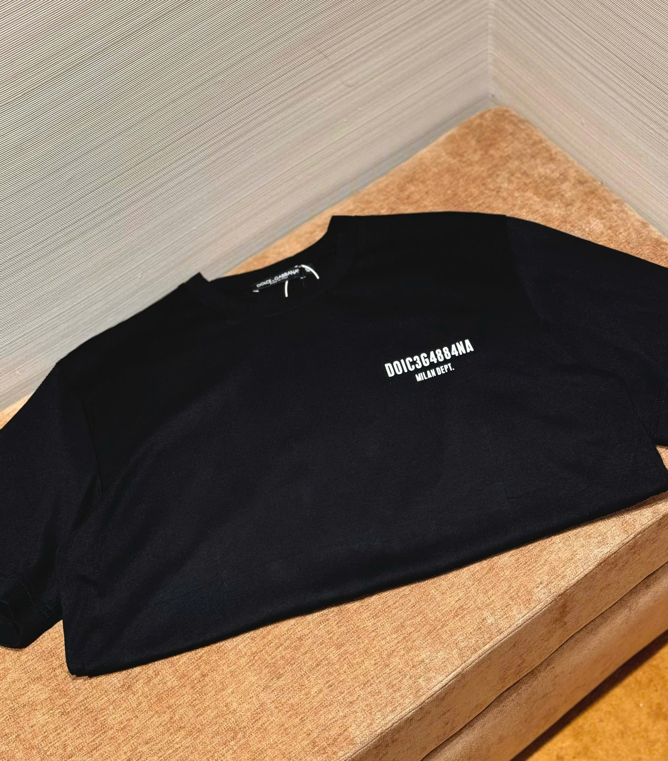 Áo phông T-shirt Dolce Gabbana DG Đen logo chữ Trắng ngực Like Auth on web DDT