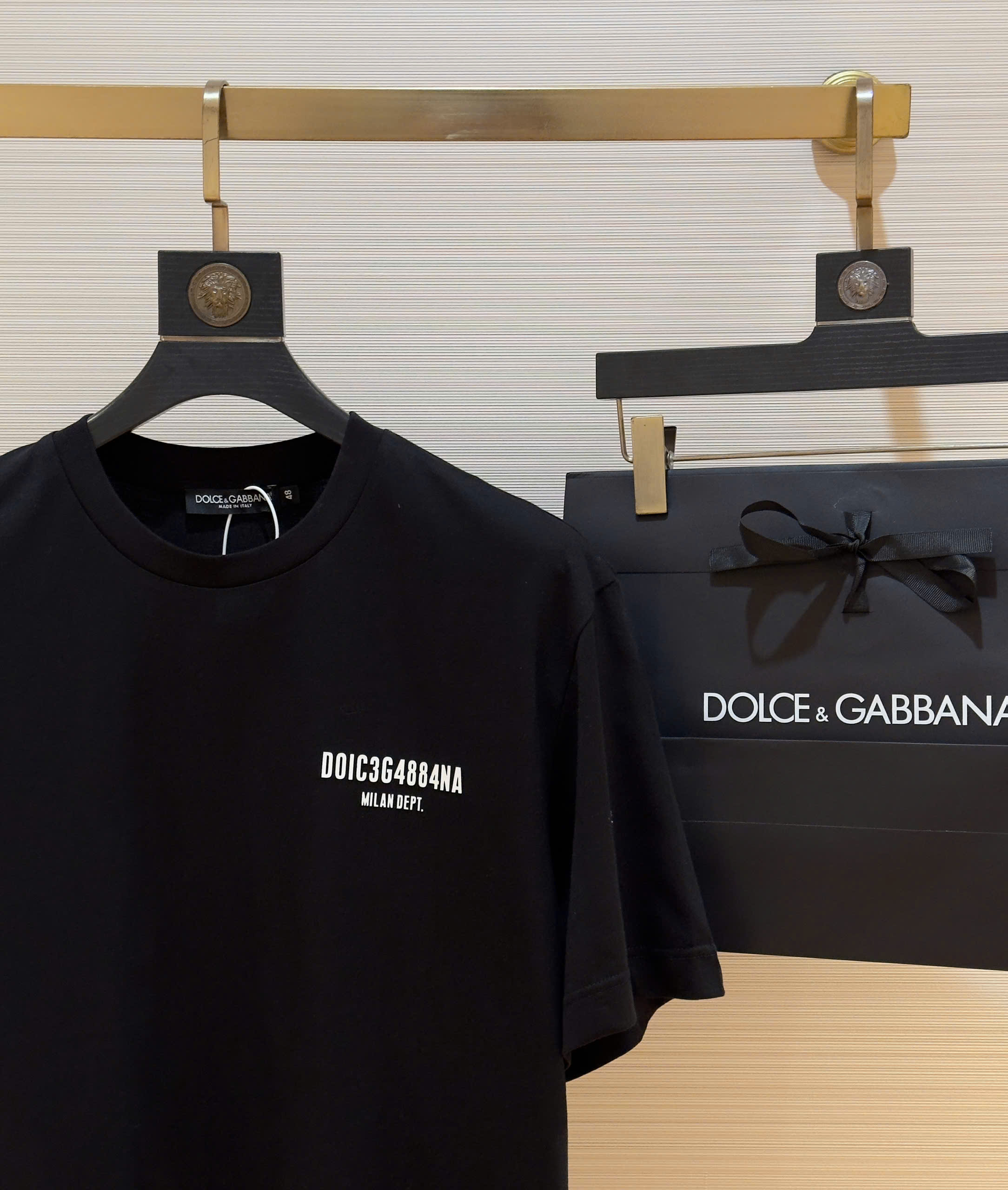 Áo phông T-shirt Dolce Gabbana DG Đen logo chữ Trắng ngực Like Auth on web DDT
