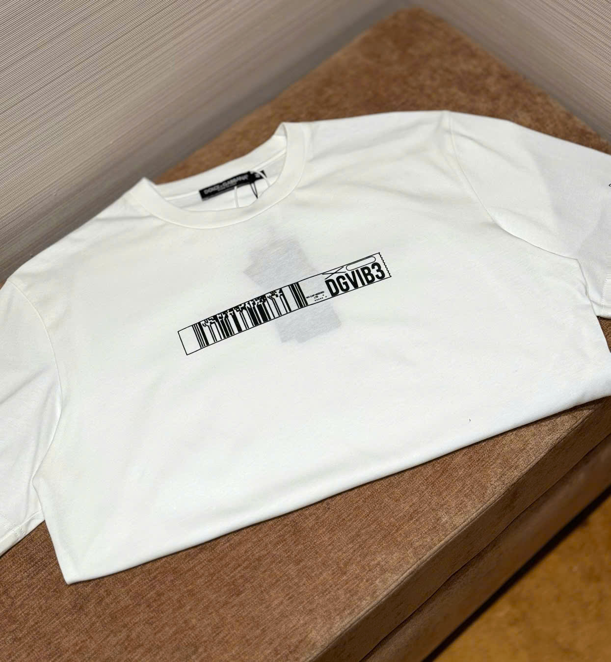 Áo phông T-shirt Dolce Gabbana DG Trắng họa tiết logo mã vạch Đen ngực Like Auth on web DDT