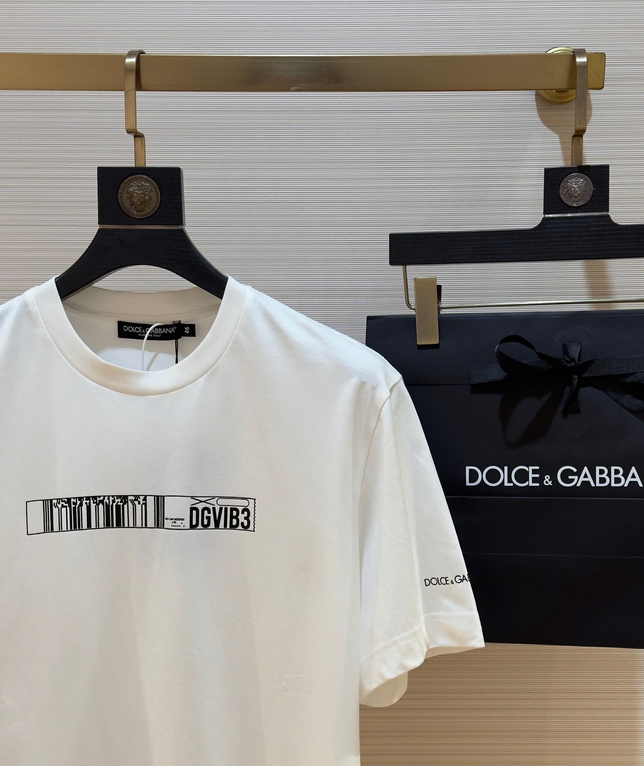 Áo phông T-shirt Dolce Gabbana DG Trắng họa tiết logo mã vạch Đen ngực Like Auth on web DDT