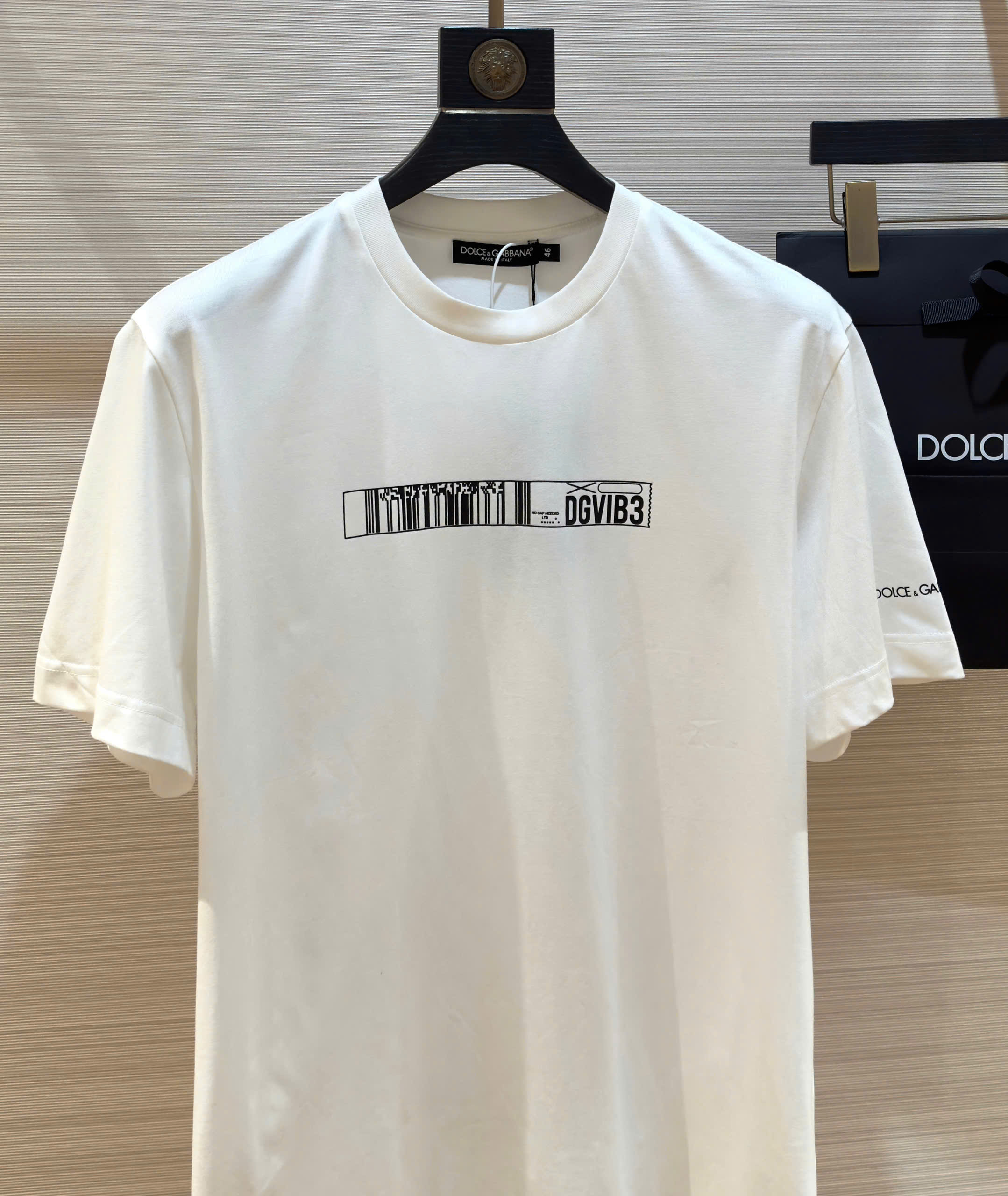 Áo phông T-shirt Dolce Gabbana DG Trắng họa tiết logo mã vạch Đen ngực Like Auth on web DDT