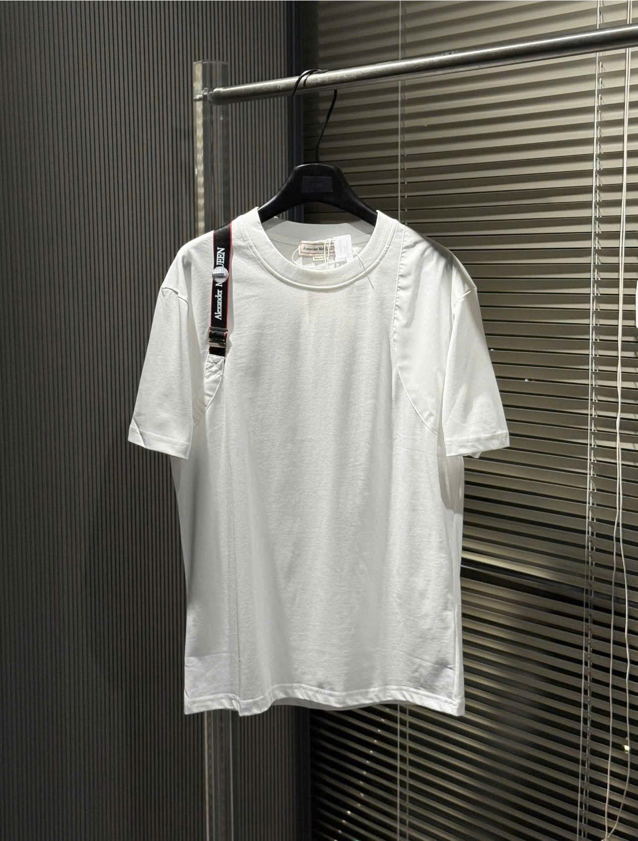 Áo phông T-shirt Mc Queen logo chữ vạt vai cài Like Auth on web NV