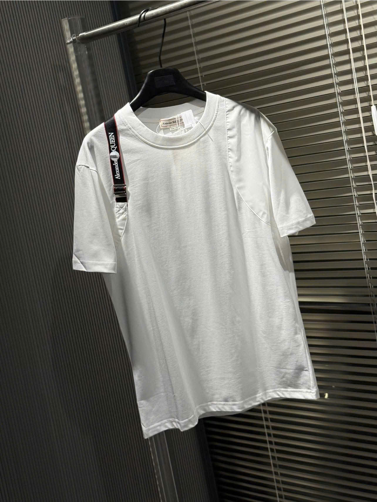 Áo phông T-shirt Mc Queen logo chữ vạt vai cài Like Auth on web NV