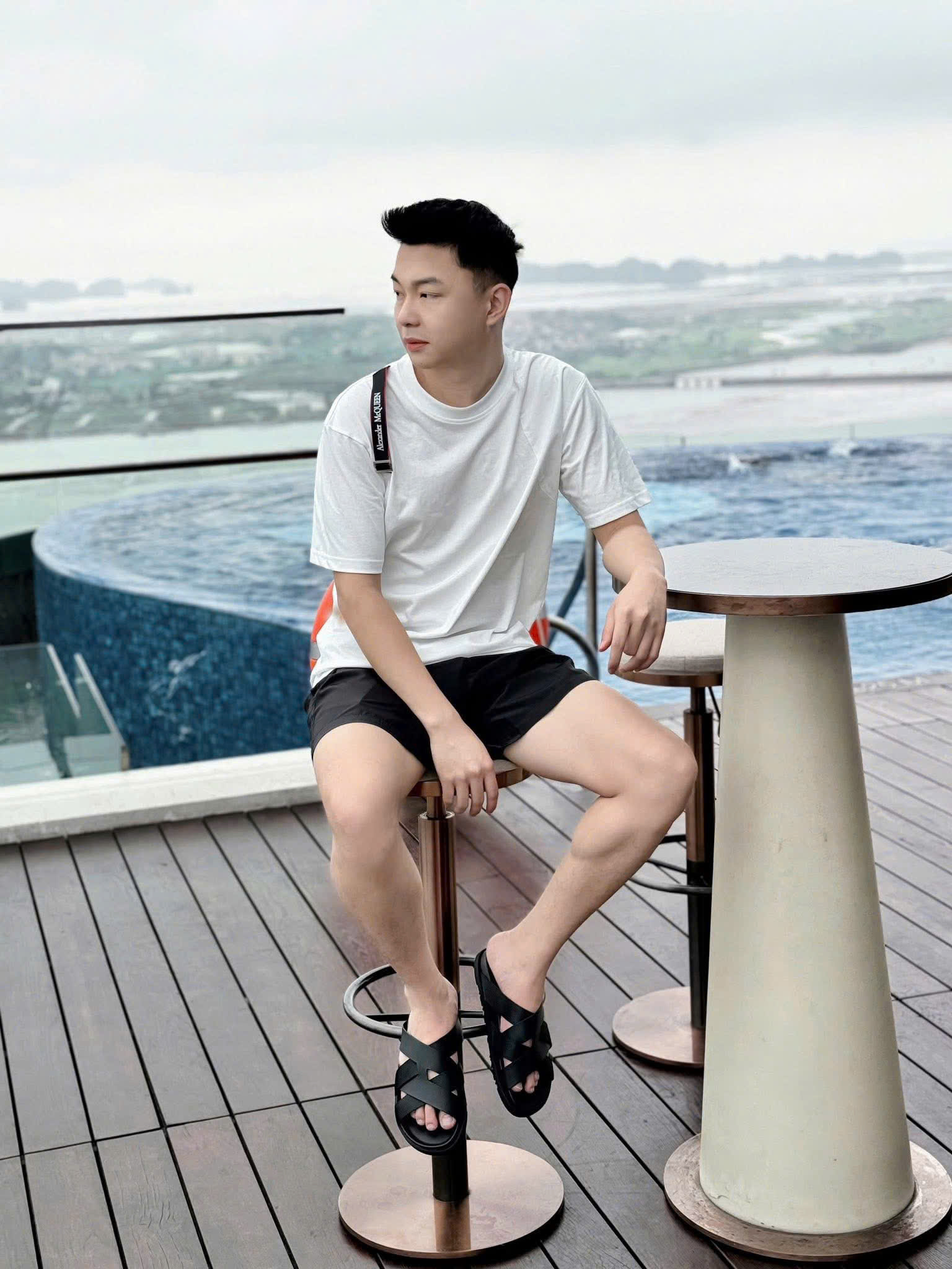 Áo phông T-shirt Mc Queen logo chữ vạt vai cài Like Auth on web NV
