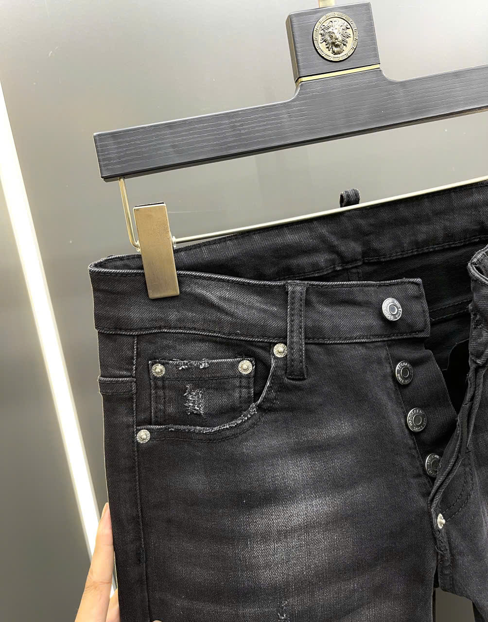 Quần Jean Dolce Gabbana DG Đen rách mài tag da thêu túi sau khóa khuy Like Auth on web LK