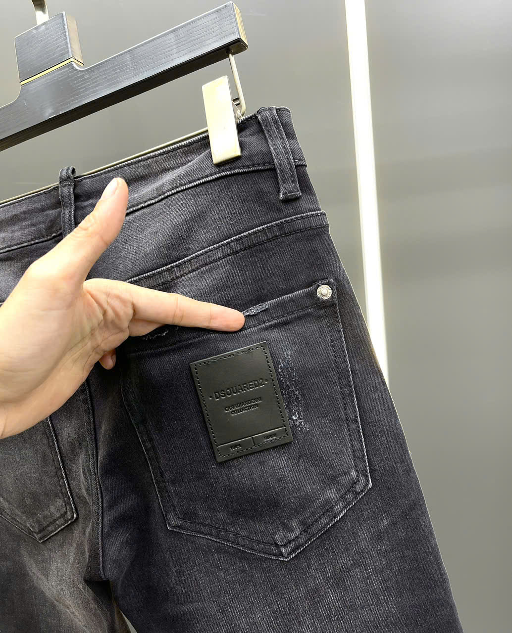 Quần Jean Dolce Gabbana DG Đen rách mài tag da thêu túi sau khóa khuy Like Auth on web LK