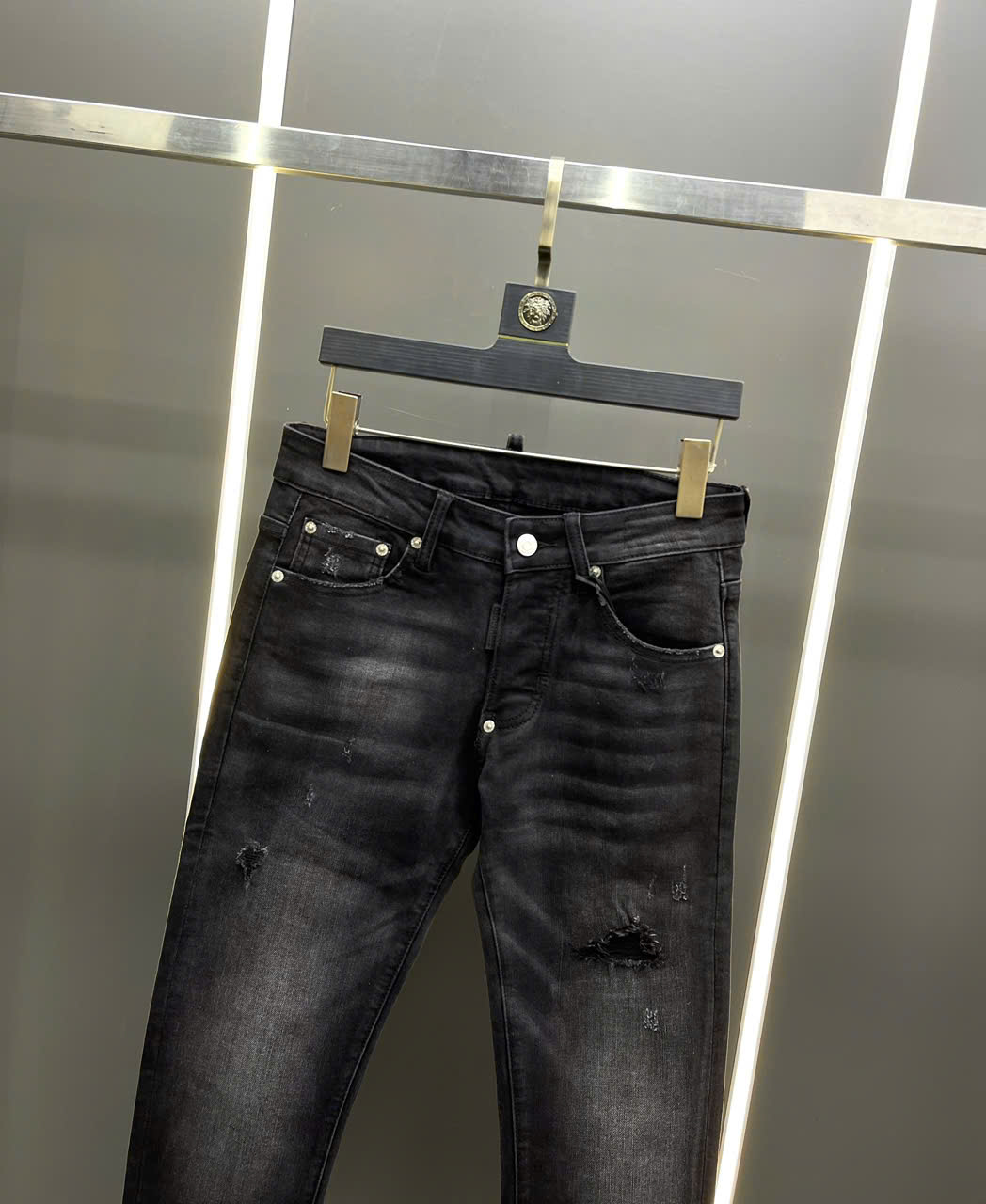 Quần Jean Dolce Gabbana DG Đen rách mài tag da thêu túi sau khóa khuy Like Auth on web LK
