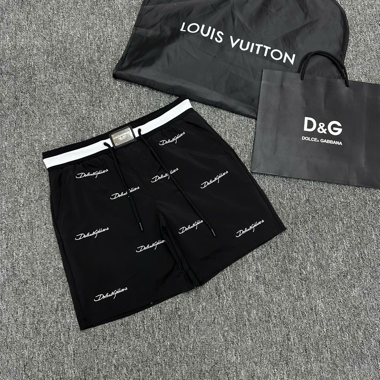 Quần short gió Dolce Gabbana DG họa tiết chữ thêu phối cạp sọc ngang Like Auth 1-1 on web NV