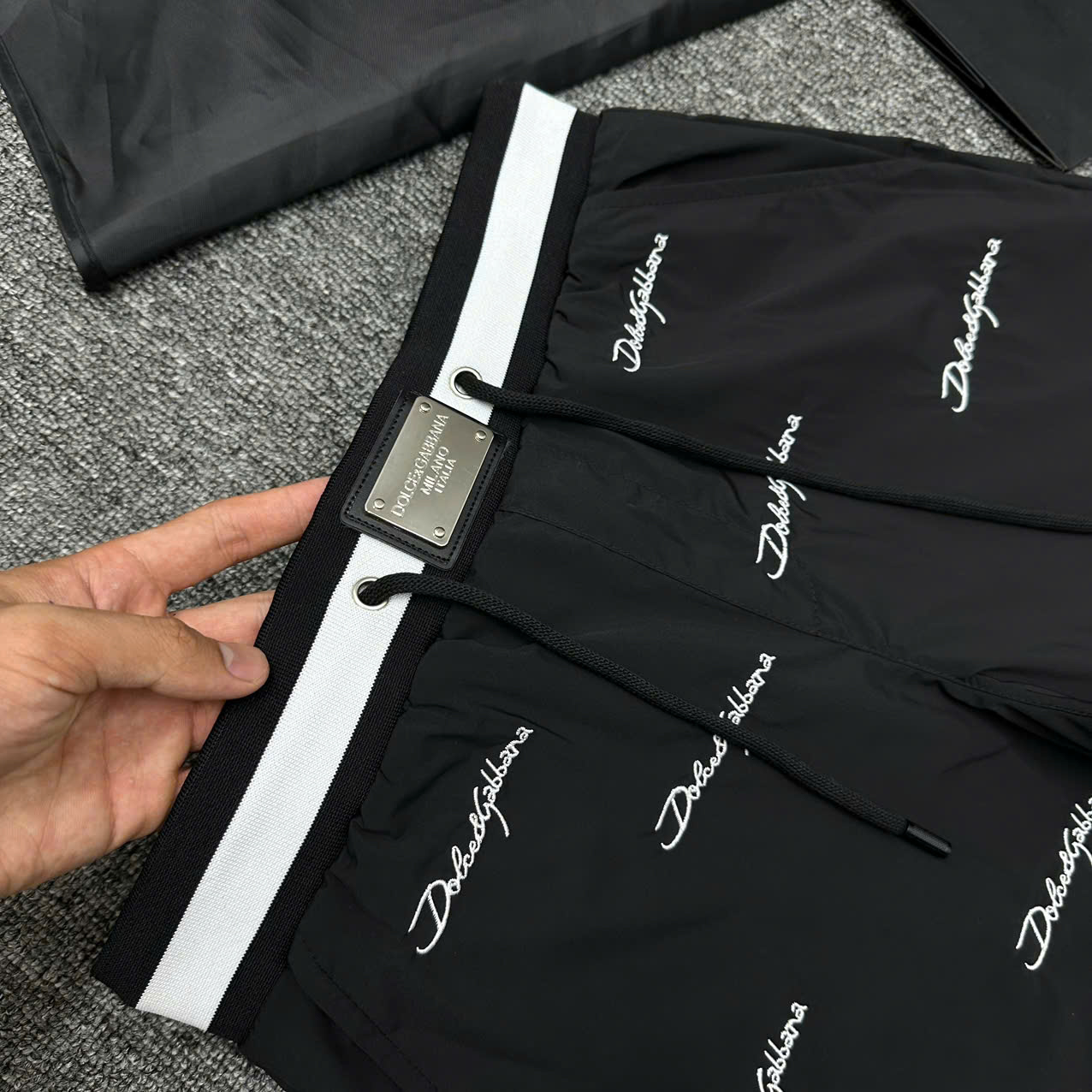 Quần short gió Dolce Gabbana DG họa tiết chữ thêu phối cạp sọc ngang Like Auth 1-1 on web NV