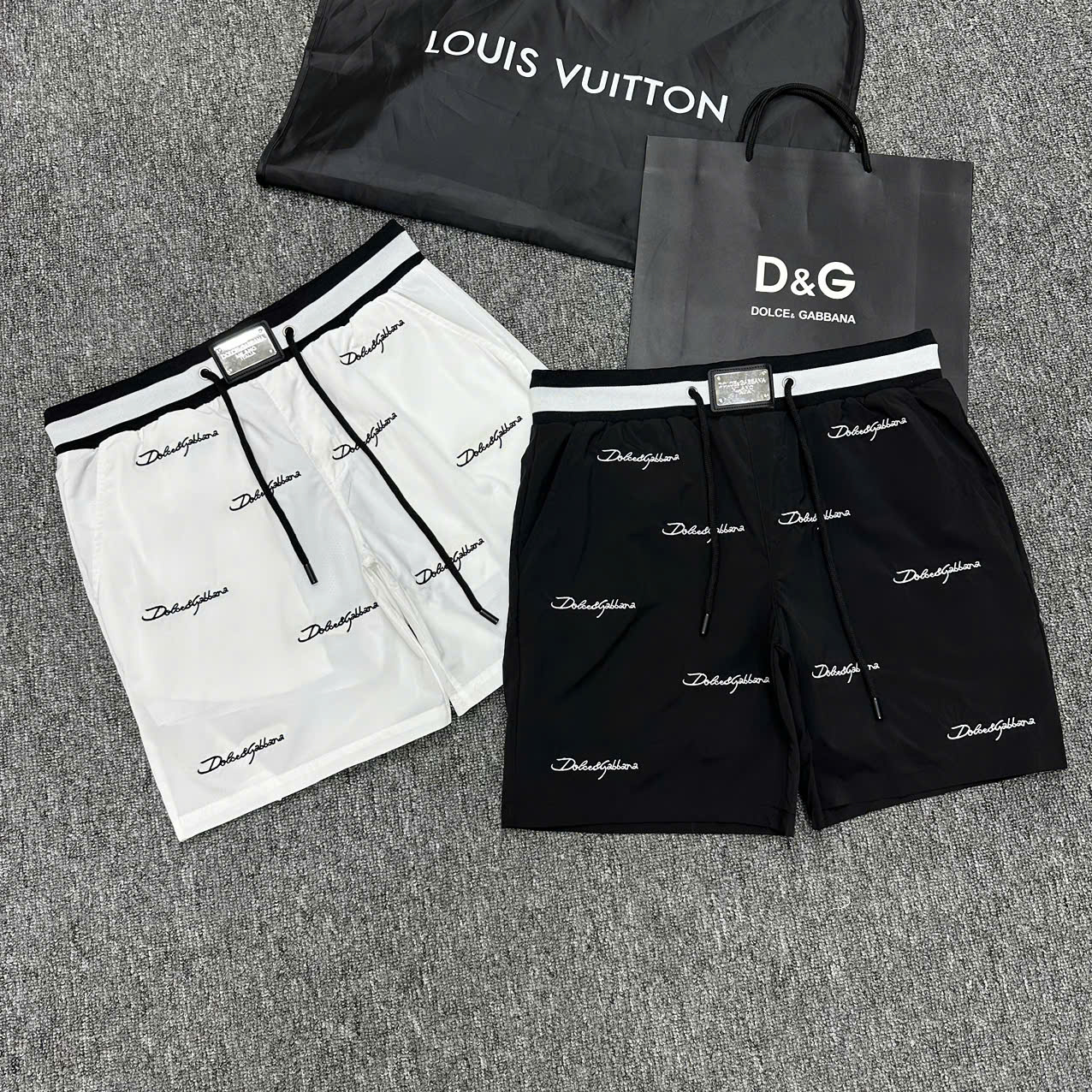Quần short gió Dolce Gabbana DG họa tiết chữ thêu phối cạp sọc ngang Like Auth 1-1 on web NV